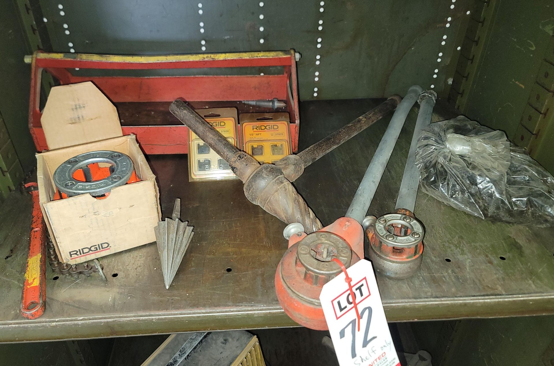 LOT - CONTENTS ONLY OF (1) SHELF, TO INCLUDE: (2) RIDGID MANUAL PIPE THREADING RATCHETS: MODEL 12-