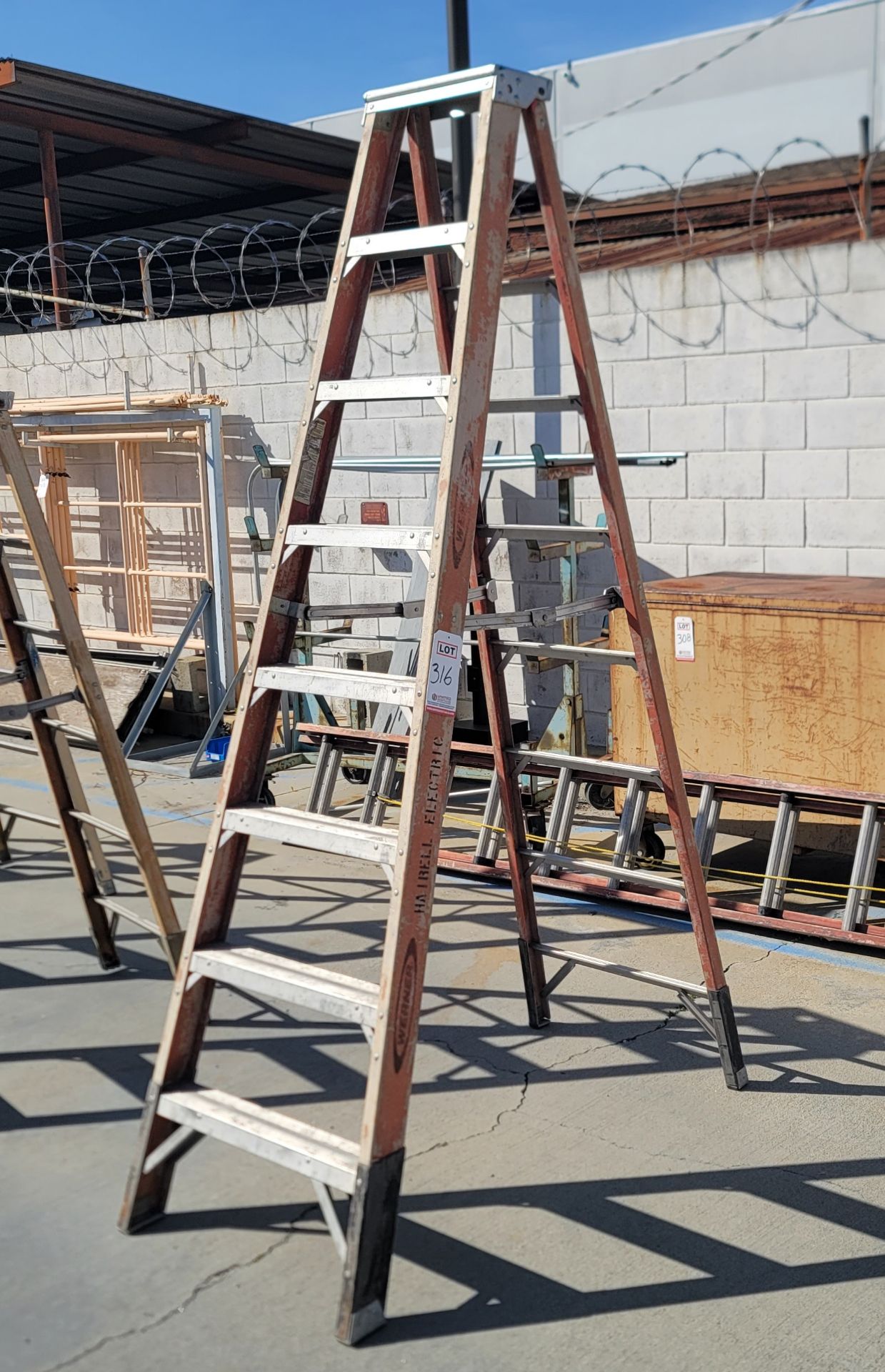 WERNER 8' FIBERGLASS LADDER