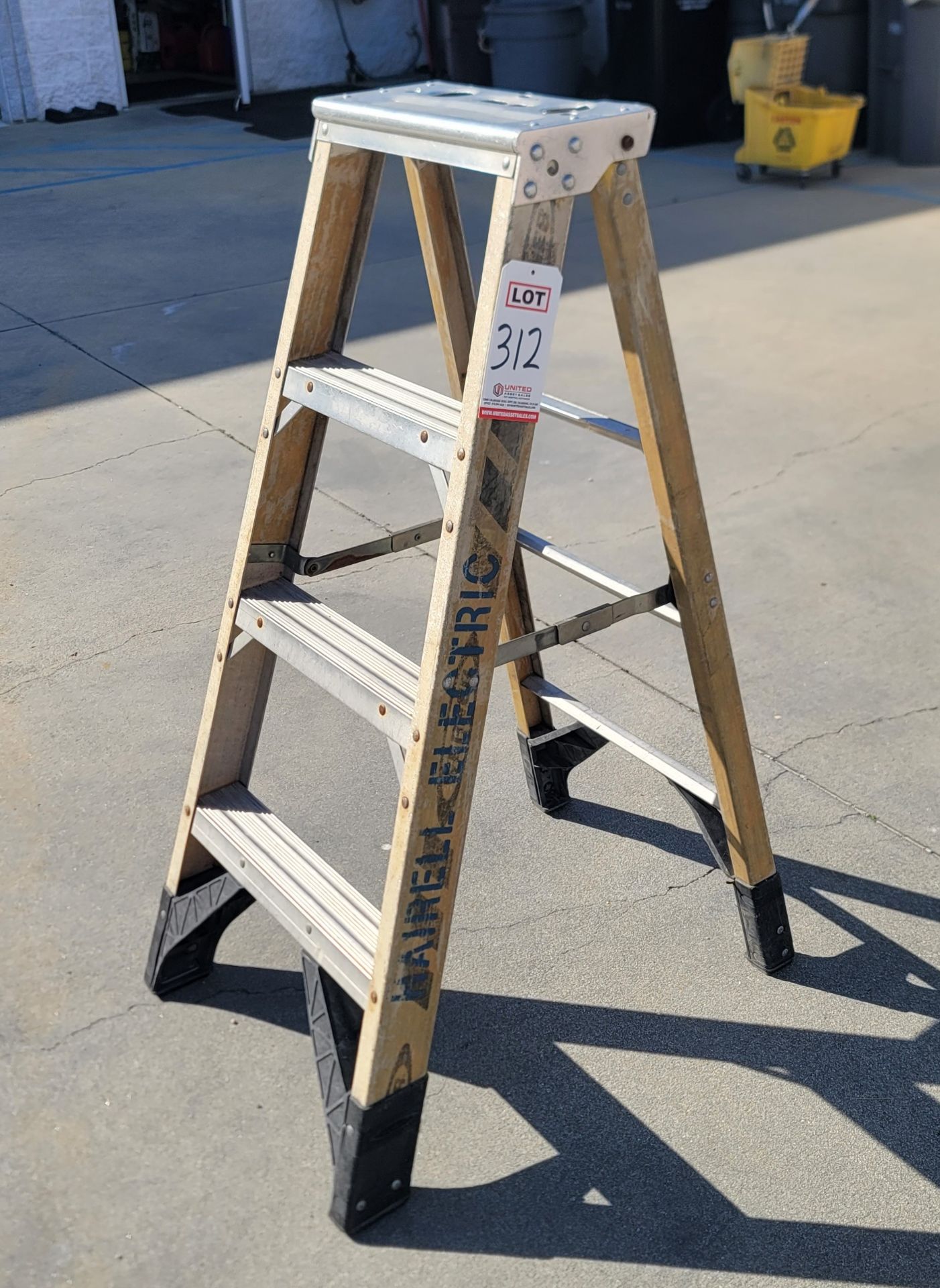 WERNER 4' FIBERGLASS LADDER