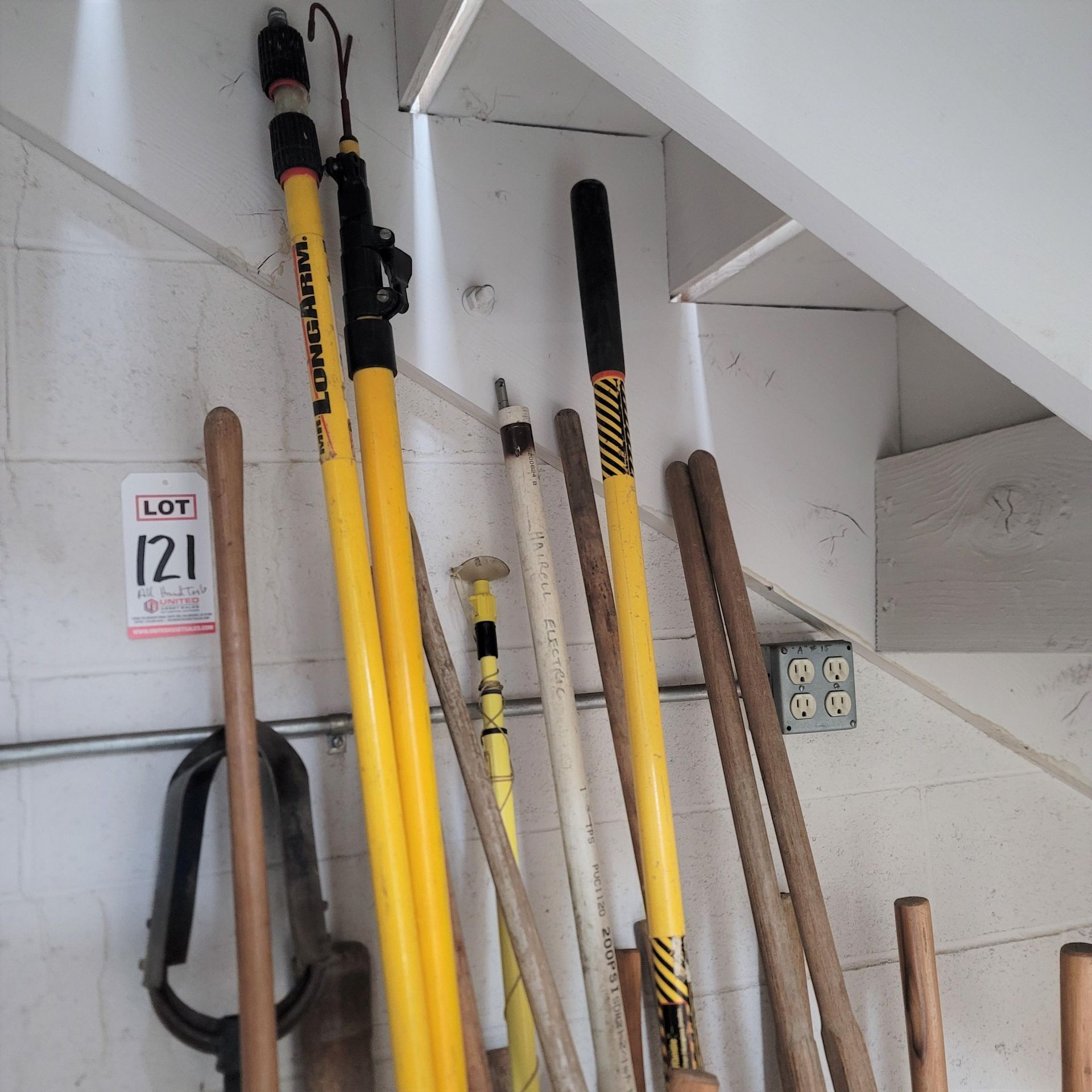 LOT - ALL HAND TOOLS UNDER STAIRWELL, TO INCLUDE: (2) SLEDGEHAMMERS, PICKAXES, AX, POST HOLE DIGGERS - Bild 2 aus 2