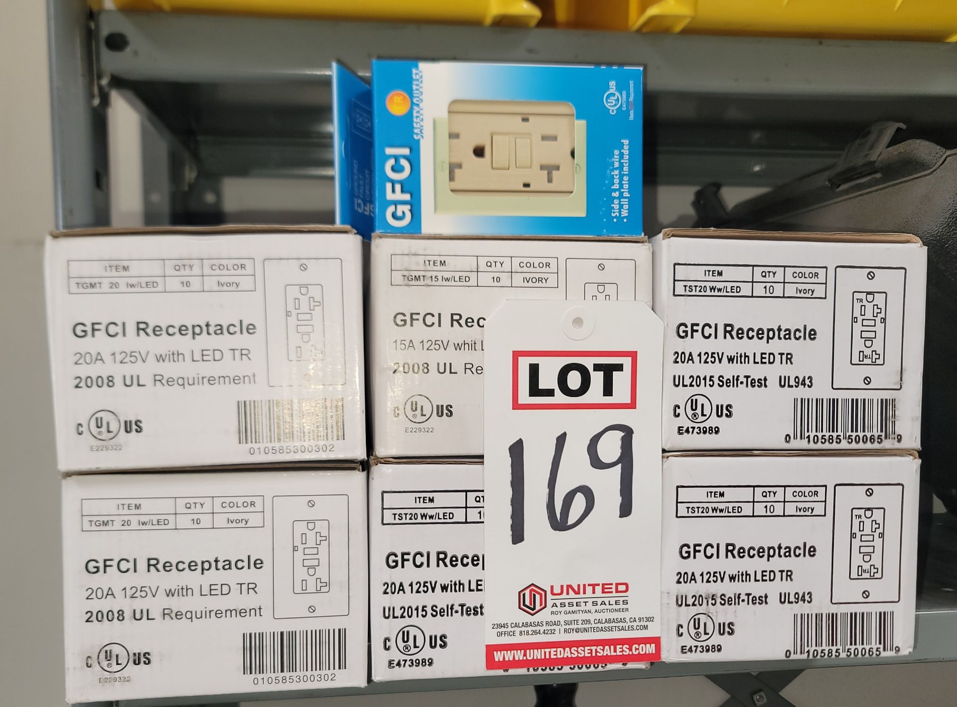 LOT - (60) GFCI RECEPTACLES