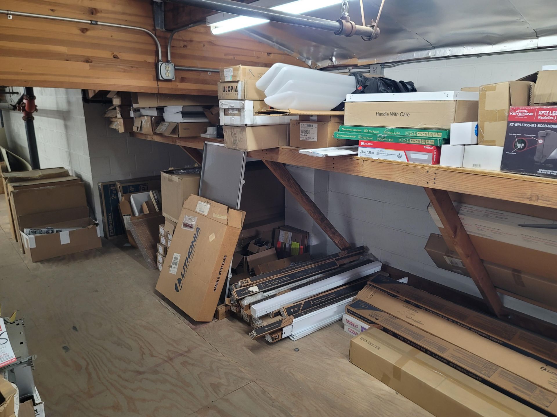 LOT - ALL ITEMS ON 15' X 42" SHELF AND ON FLOOR UNDERNEATH, TO INCLUDE: LIGHT FIXTURES, COMMERCIAL - Image 2 of 13