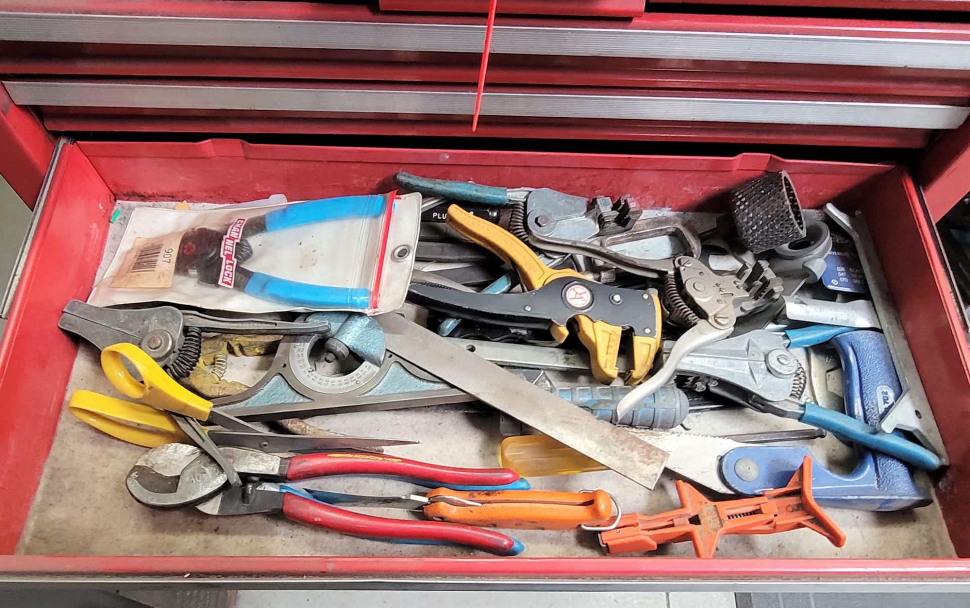 CRAFTSMAN 65418 TOP TOOL BOX, W/ CONTENTS OF ASSORTED HAND TOOLS - Image 6 of 6