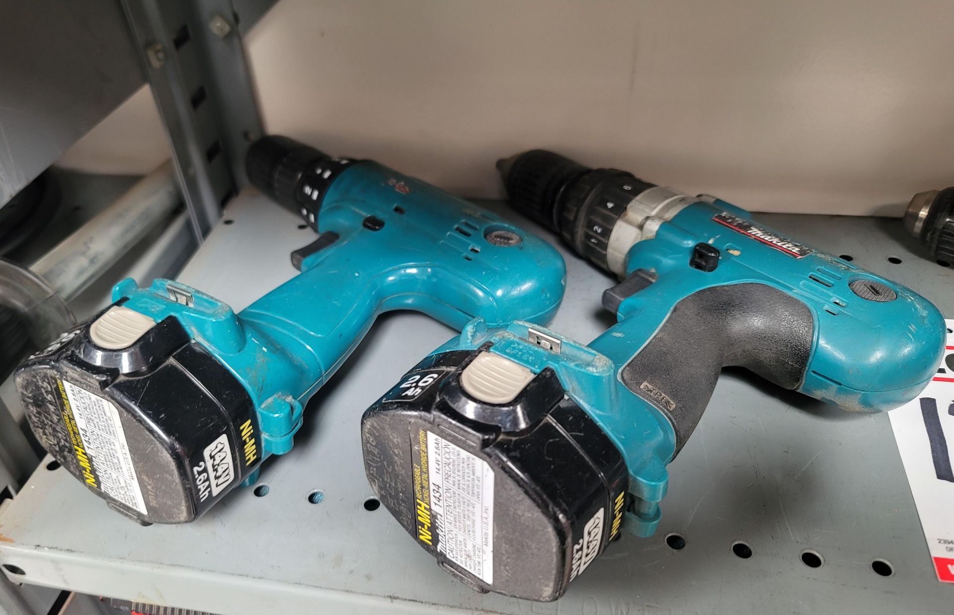 LOT - (3) MAKITA 2.6AH RECHARGEABLE DRILLS, MODEL 8433D, (3) BATTERIES, CHARGER, FLASHLIGHT - Image 3 of 3