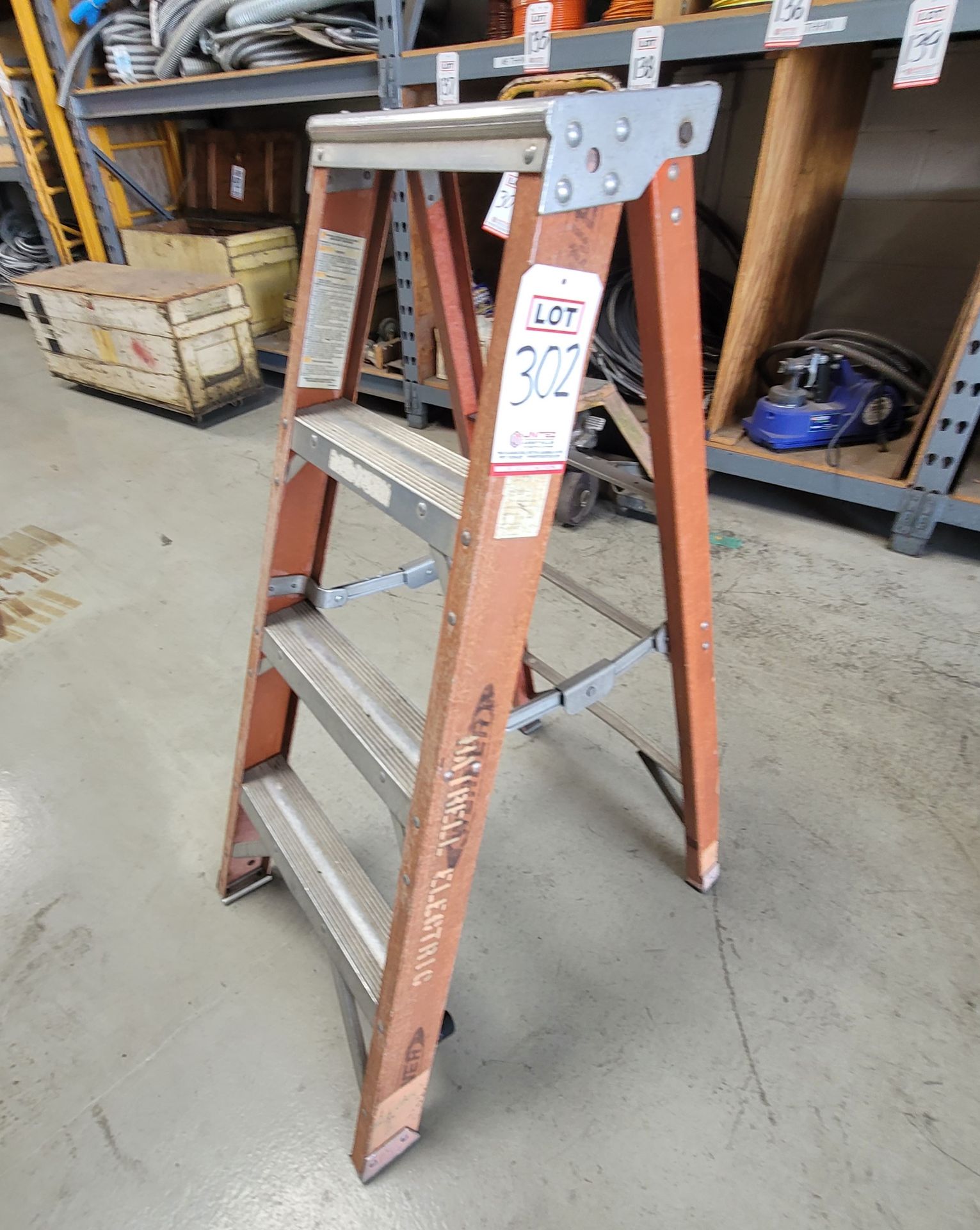 WERNER 4' FIBERGLASS LADDER