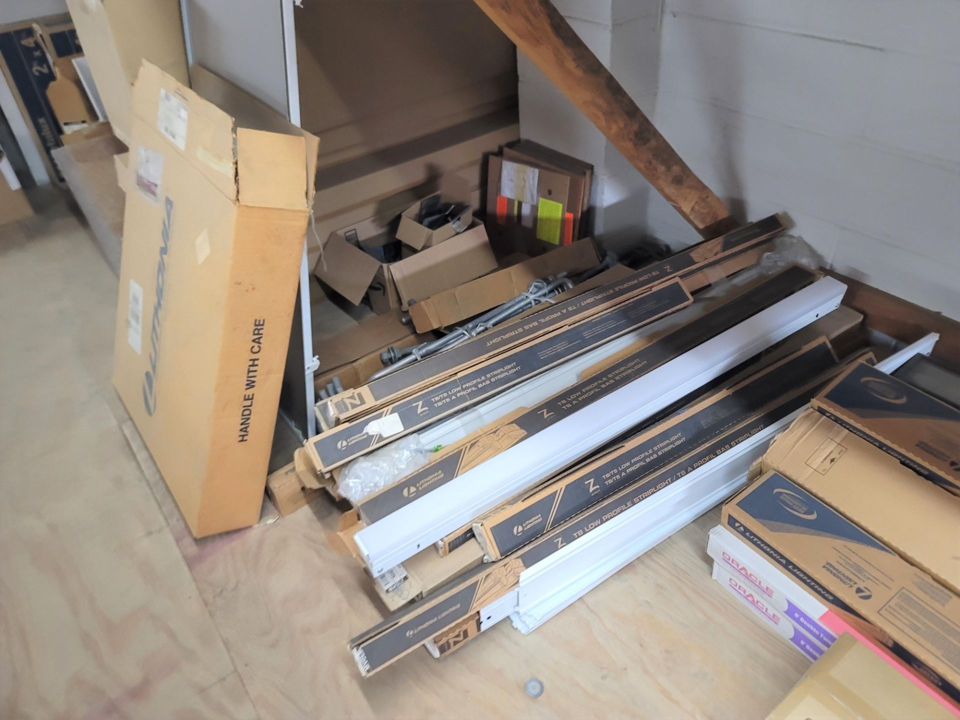 LOT - ALL ITEMS ON 15' X 42" SHELF AND ON FLOOR UNDERNEATH, TO INCLUDE: LIGHT FIXTURES, COMMERCIAL - Bild 5 aus 13