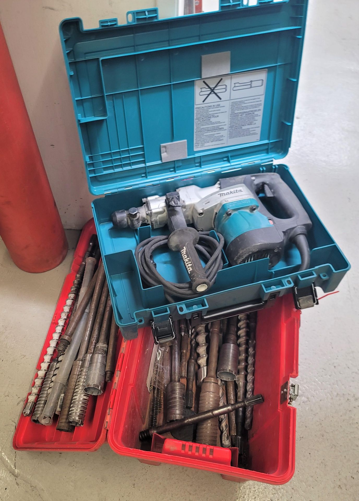 LOT - MAKITA 1-9/16" ROTARY HAMMER DRILL, MODEL HR4041C, 11 AMP, ACCEPTS SPLINE BITS, W/ BOX OF