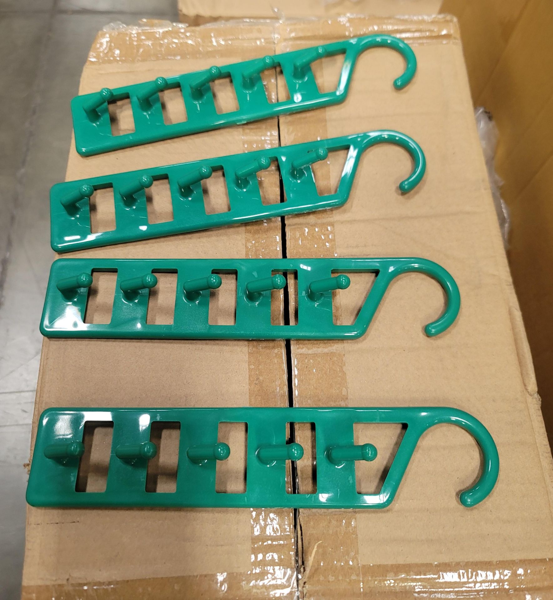 LOT - MIXED PALLET OF (3) 4-PC SET OF SPACE SAVING HANGERS, (1 CASE/3 SETS PER CASE); (75) MERRY