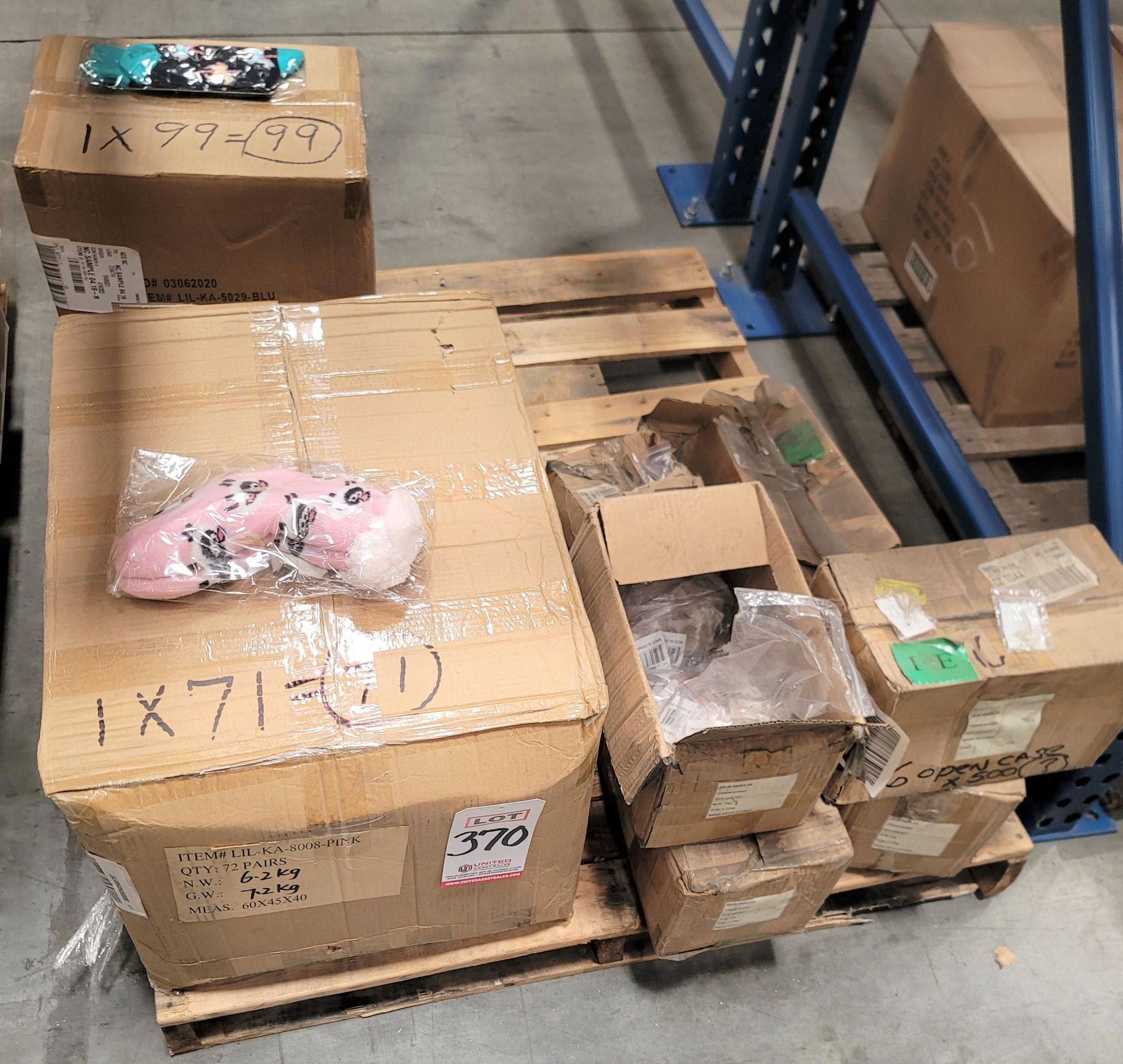 LOT - MIXED PALLET OF (71) PAIRS OF PLUSH SOCKS, (1 CASE/71 PAIR PER CASE); (99) PAIRS OF COLORFUL - Image 8 of 8