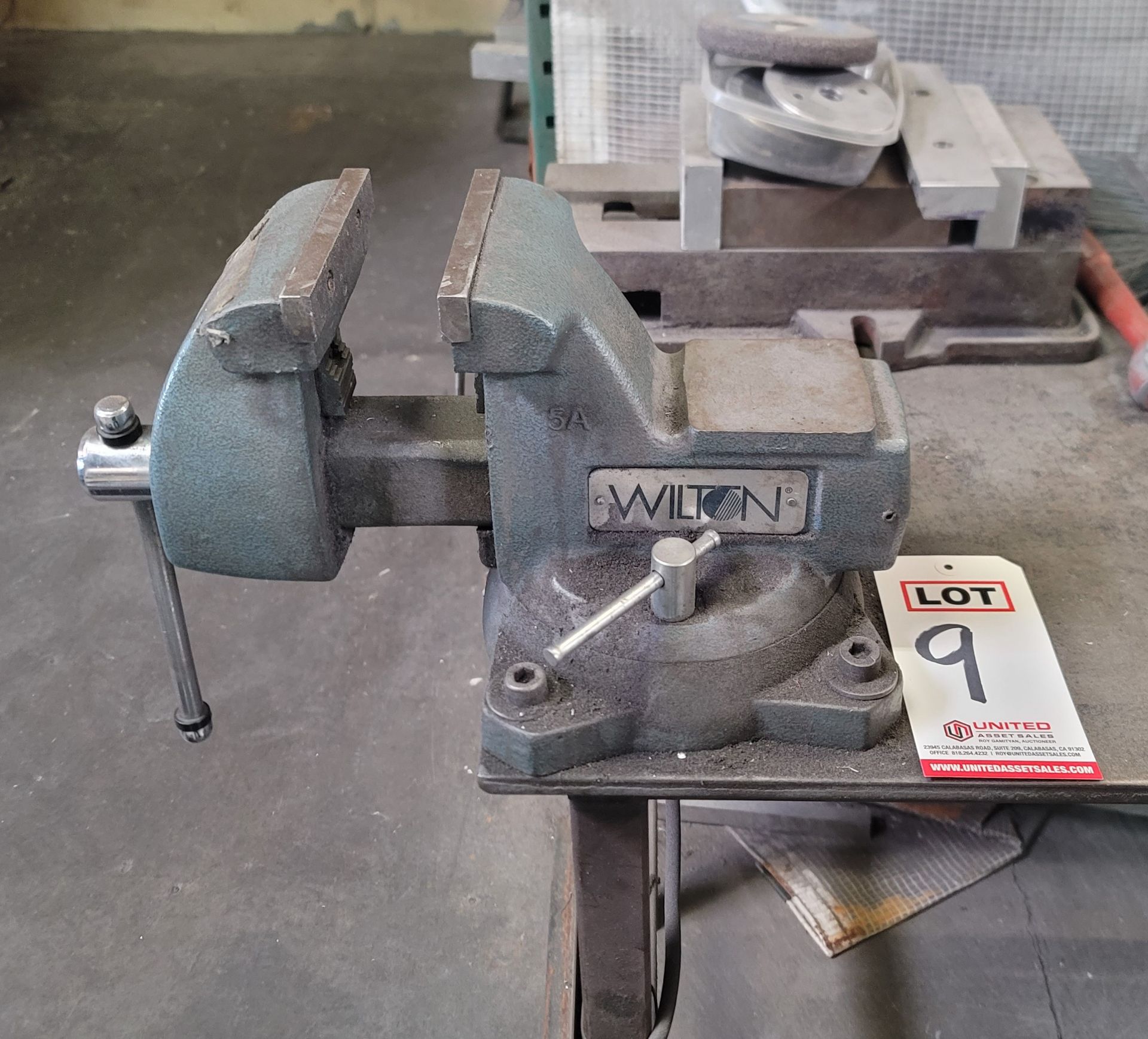 WILTON 5" BENCH VISE W/ SWIVEL BASE