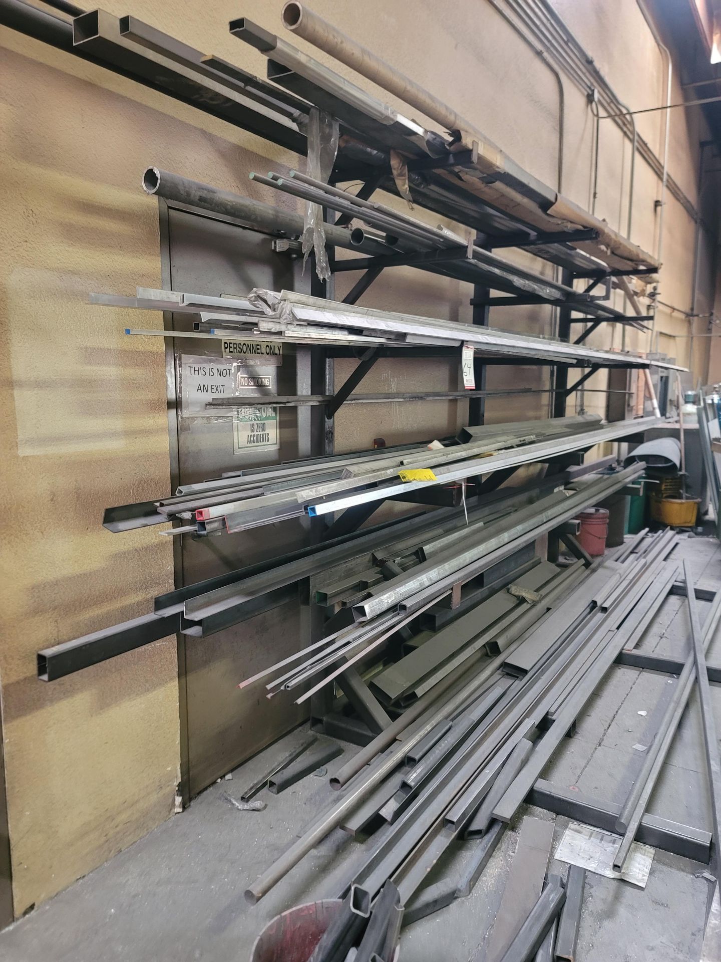 LOT - CONTENTS ONLY OF RACK, TO INCLUDE: ALUMINUM AND STEEL: SQUARE, BOX, FLAT BAR, ANGLE, ROUND - Bild 3 aus 3