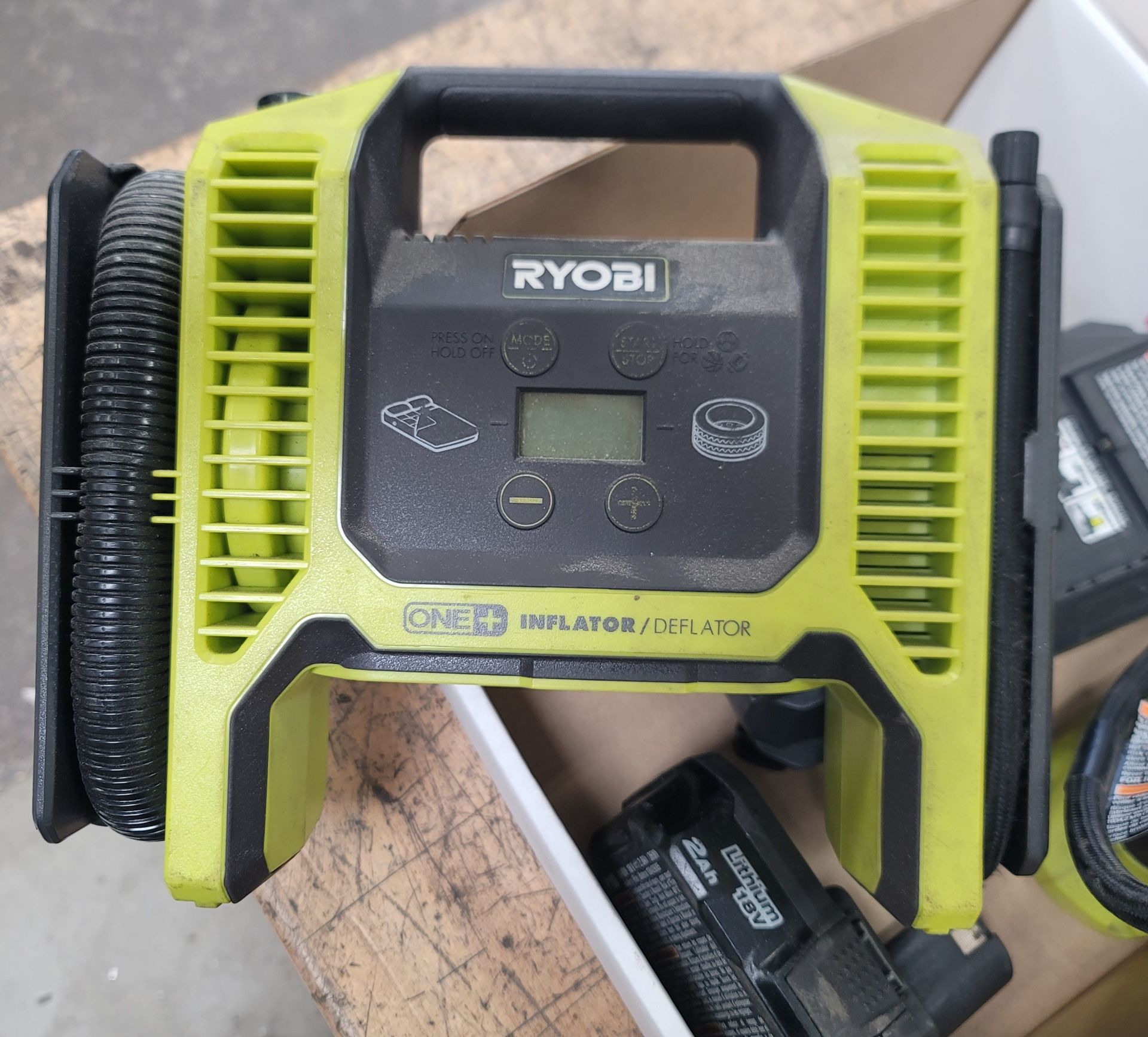 LOT - RYOBI INFLATOR/DEFLATOR SET, W/ 18 V BATTERY AND CHARGER - Image 2 of 3