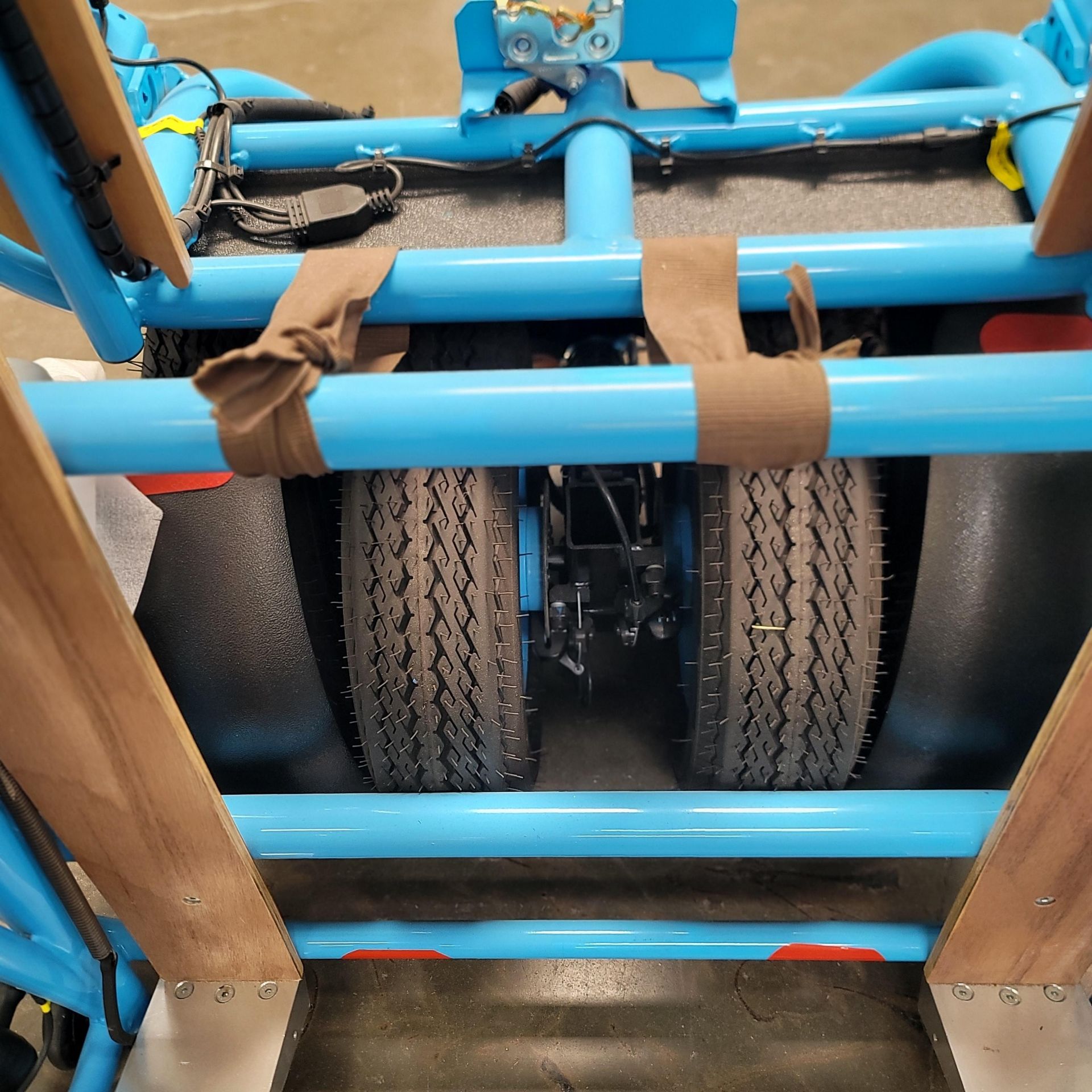 TOWABLE ROLL ON ROLL OFF TRAILER, W/ ELECTRIC LIFT, HYDRAULIC REAR BRAKES, COIL OVER SUSPENSION, - Image 3 of 4