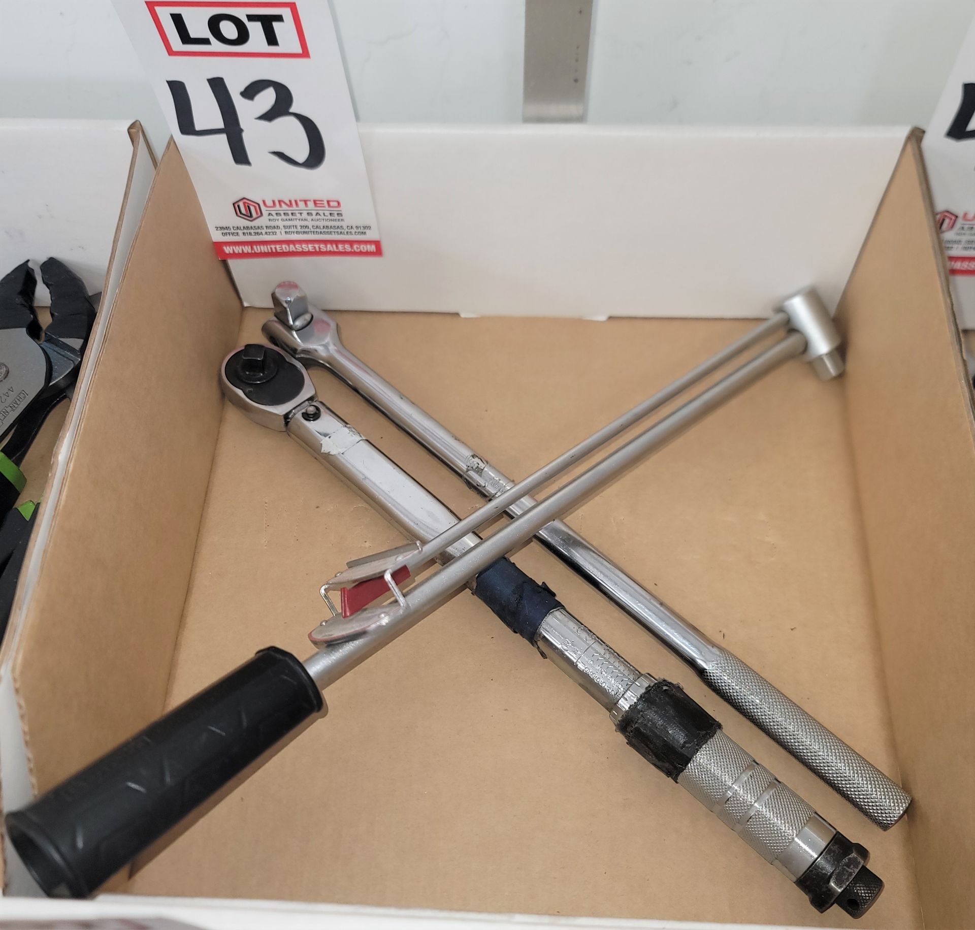 LOT - NEEDLE TORQUE WRENCH, 3/8" DRIVE TORQUE WRENCH, 1/2" DRIVE BREAKER BAR