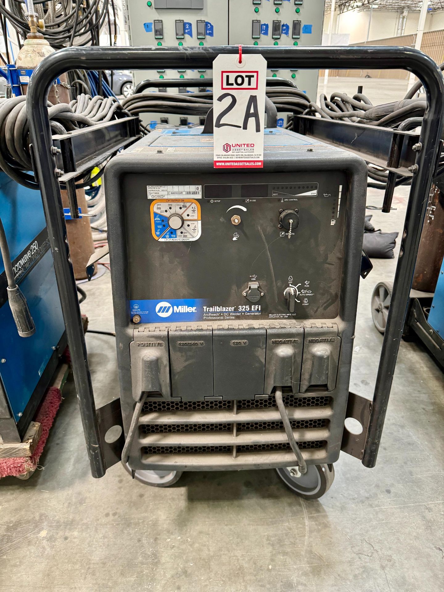 MILLER TRAILBLAZER 325 EFI ARC REACH DC WELDER/GENERATOR, S/N NA050224R - Image 2 of 6