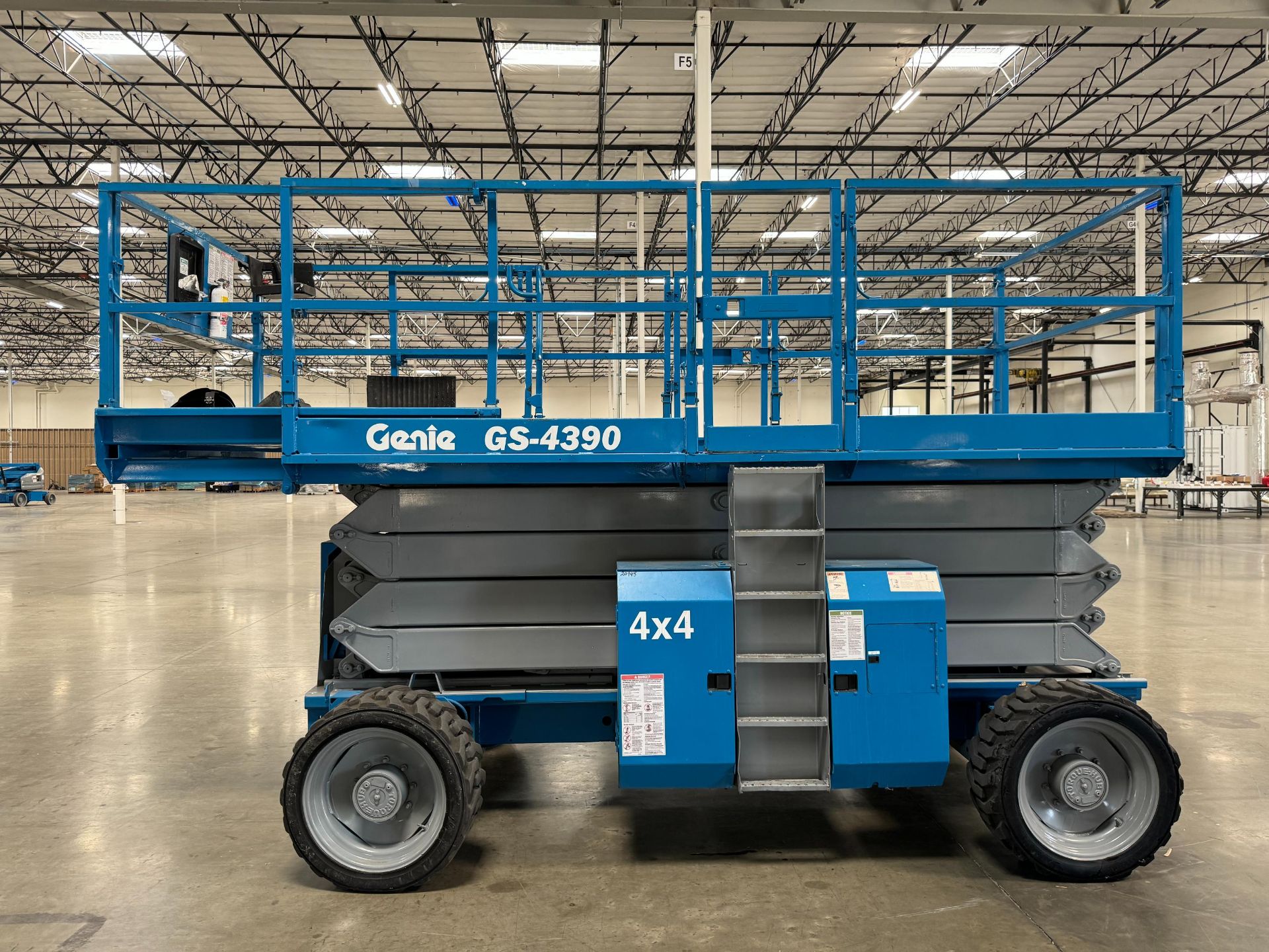 2006 GENIE ROUGH TERRAIN SCISSOR LIFT, MODEL GS-4390, 4X4, 43' PLATFORM HEIGHT, NON MARKING SOLID - Bild 3 aus 24