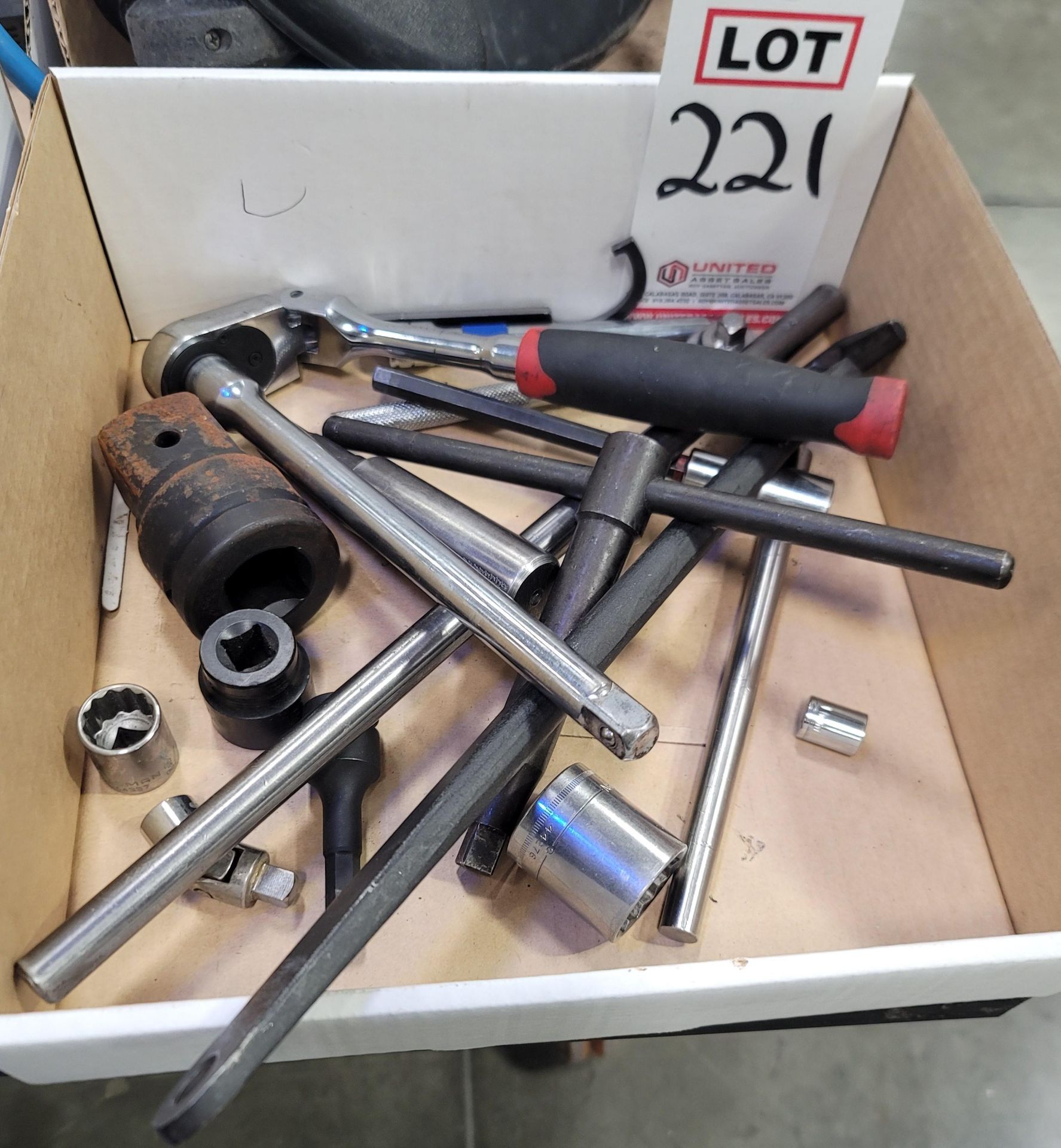 LOT - LARGE IMPACT 1" TO 1-1/2" DRIVE ADAPTOR, SOCKET WRENCHES, T-HANDLE SOCKET WRENCHES