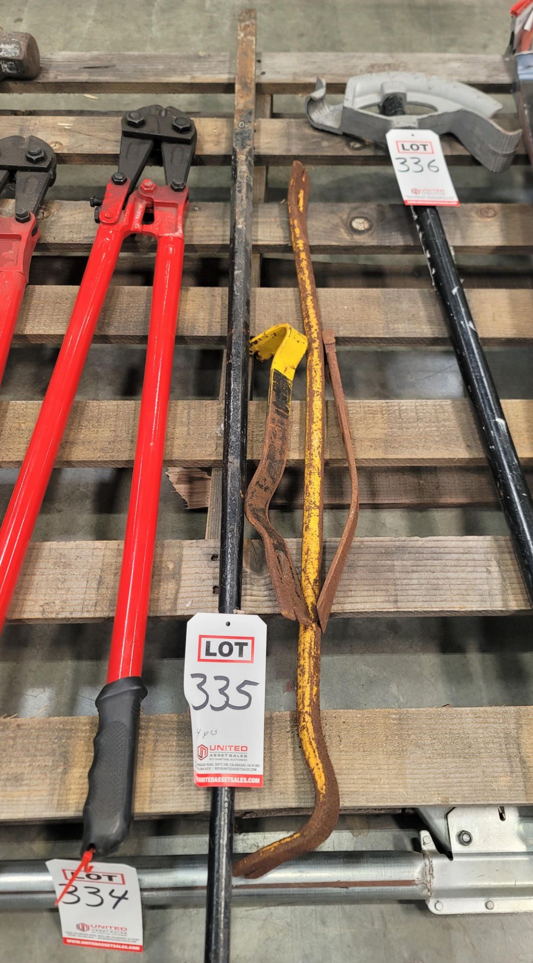 LOT - (1) 5' DIGGING BAR AND (3) PRY BARS