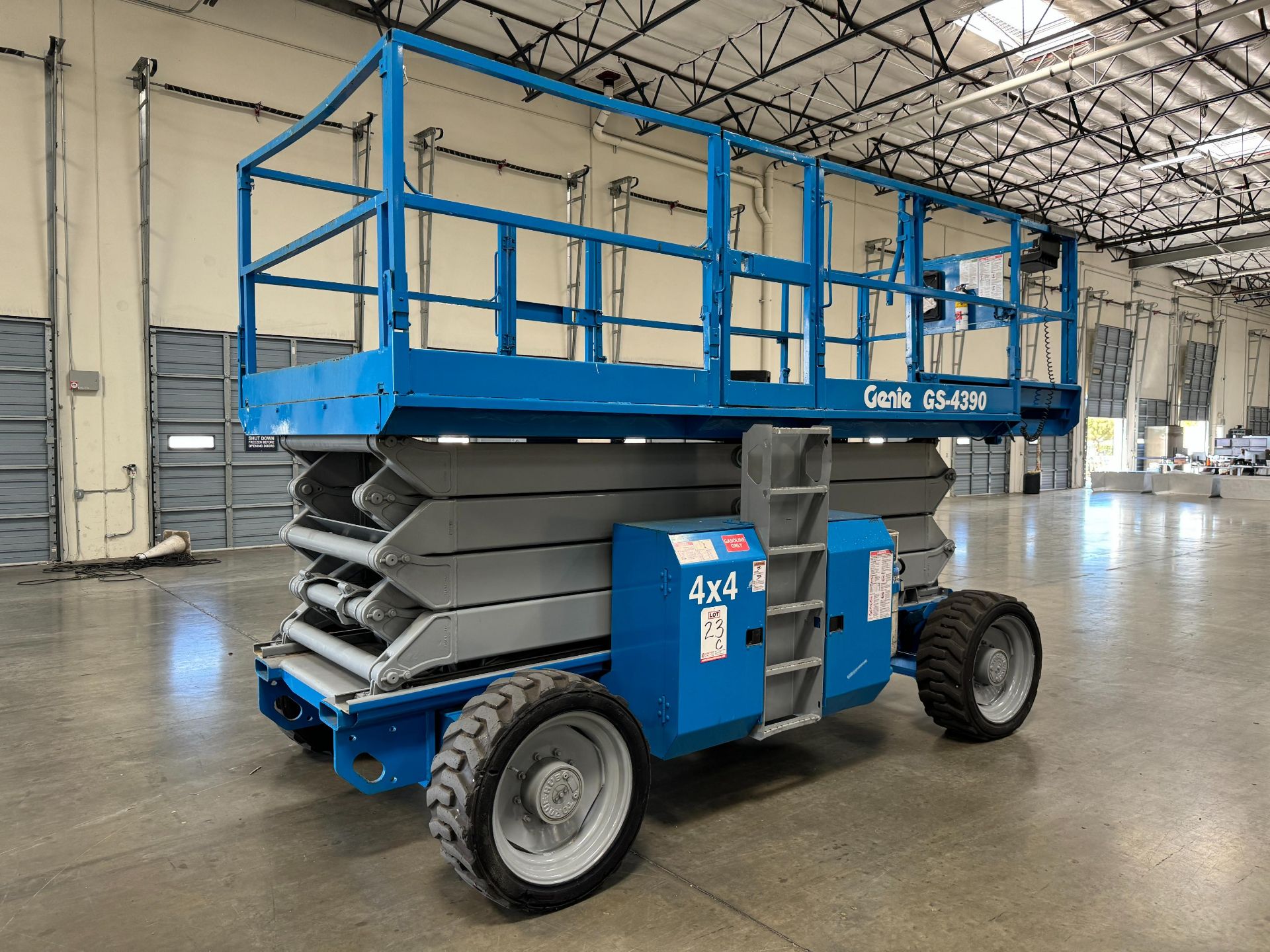 2006 GENIE ROUGH TERRAIN SCISSOR LIFT, MODEL GS-4390, 4X4, 43' PLATFORM HEIGHT, NON MARKING SOLID - Bild 2 aus 24