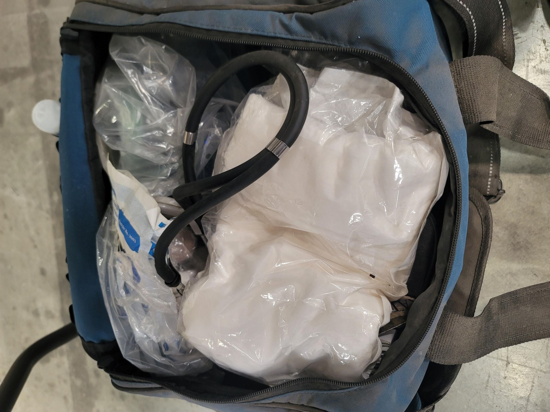 LOT - MEDICAL TRAUMA RESPONSE BAG AND OXYGEN CONCENTRATOR - Image 2 of 2