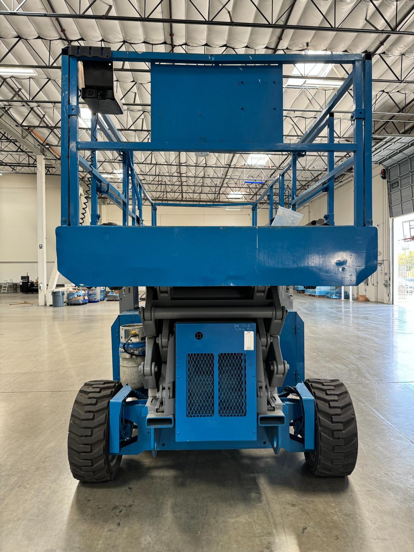 2006 GENIE ROUGH TERRAIN SCISSOR LIFT, MODEL GS-4390, 4X4, 43' PLATFORM HEIGHT, NON MARKING SOLID - Image 5 of 24