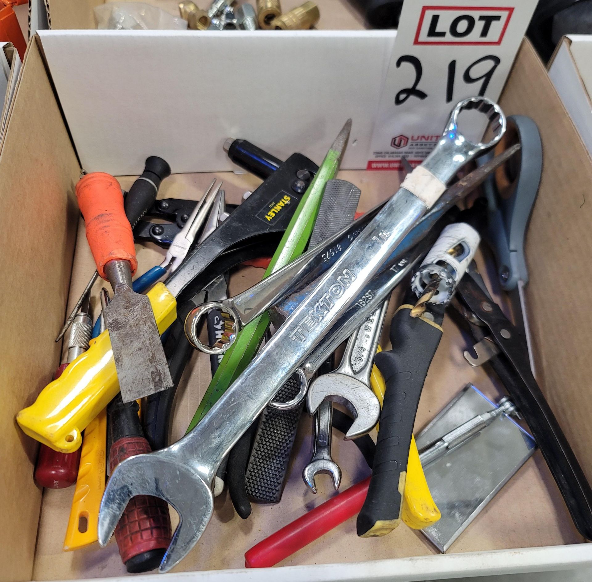 LOT - ASSORTED HAND TOOLS, STANLEE MR33 HAND RIVETER