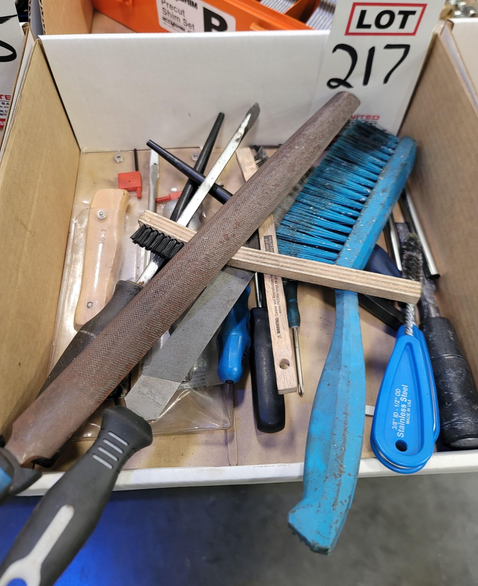LOT - ASSORTED HAND TOOLS