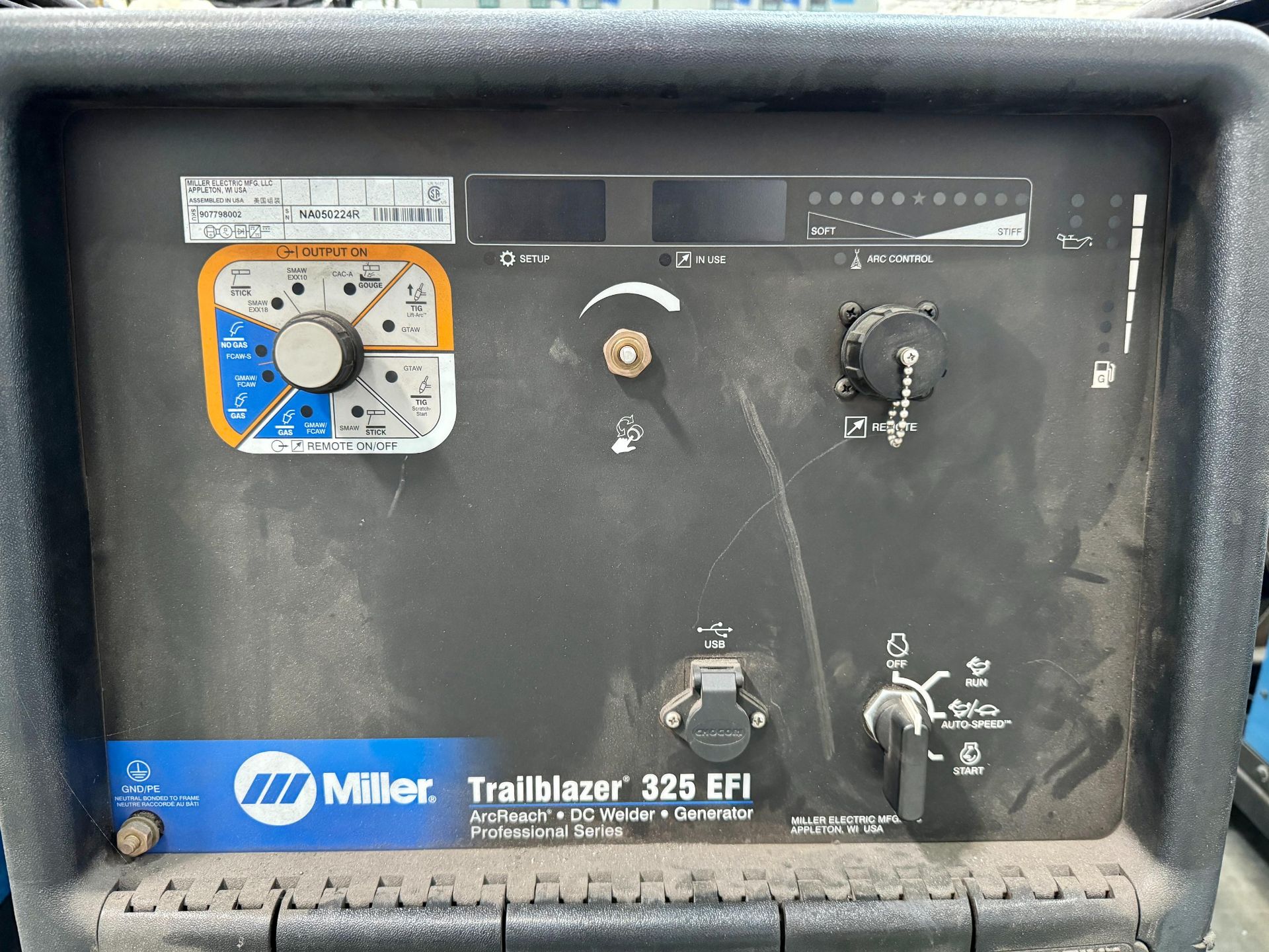 MILLER TRAILBLAZER 325 EFI ARC REACH DC WELDER/GENERATOR, S/N NA050224R - Image 5 of 6