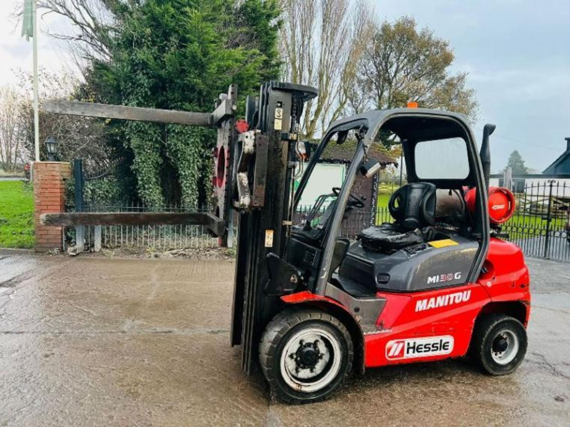 MANITOU MI30G CONTAINER SPEC FORKLIFT *YEAR 2013* C/W HYDRAULIC TURN TABLE - Image 11 of 14