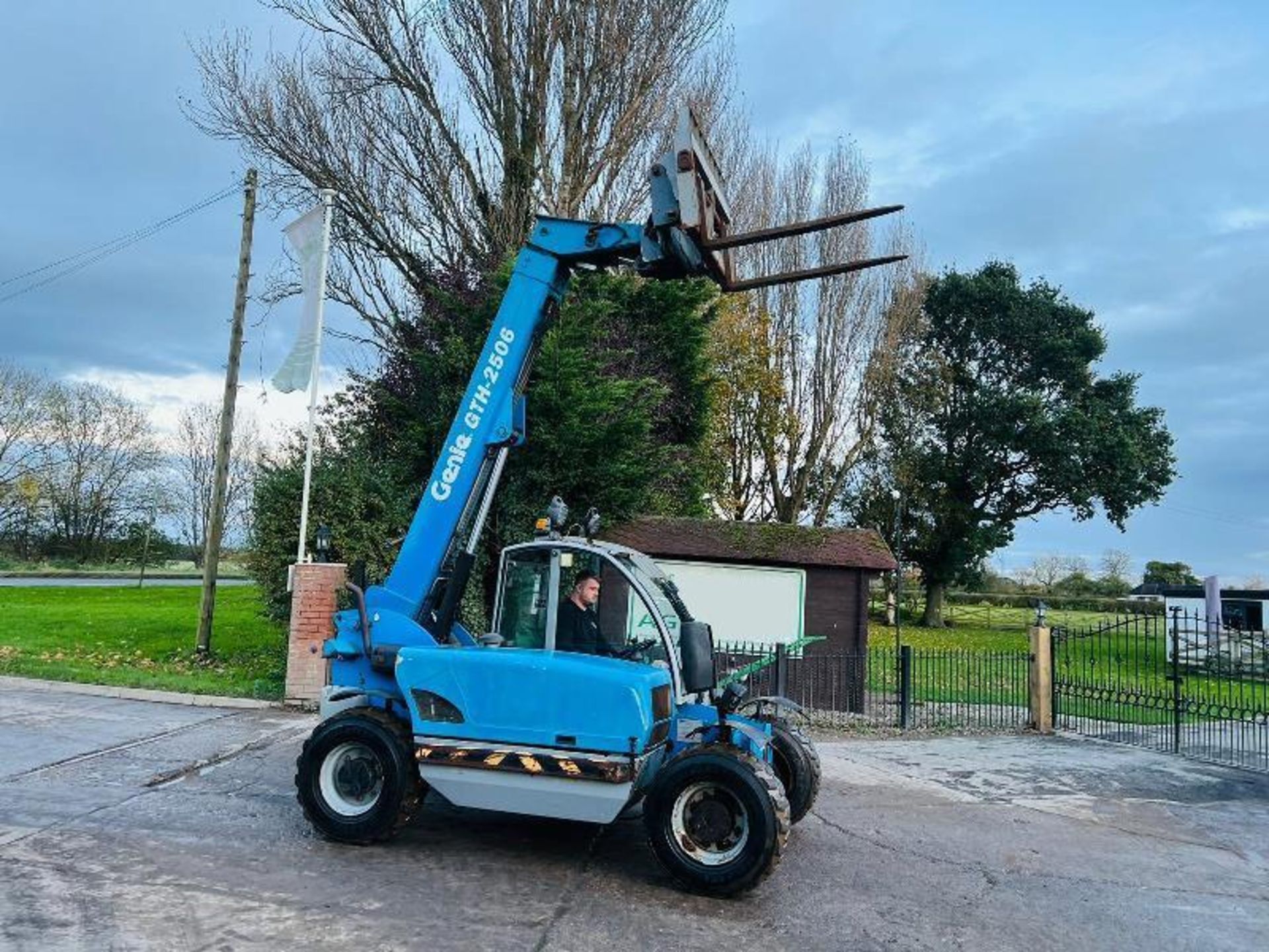 GENIE GTH-2506 4WD TELEHANDLER C/W PALLET TINES. - Image 4 of 15