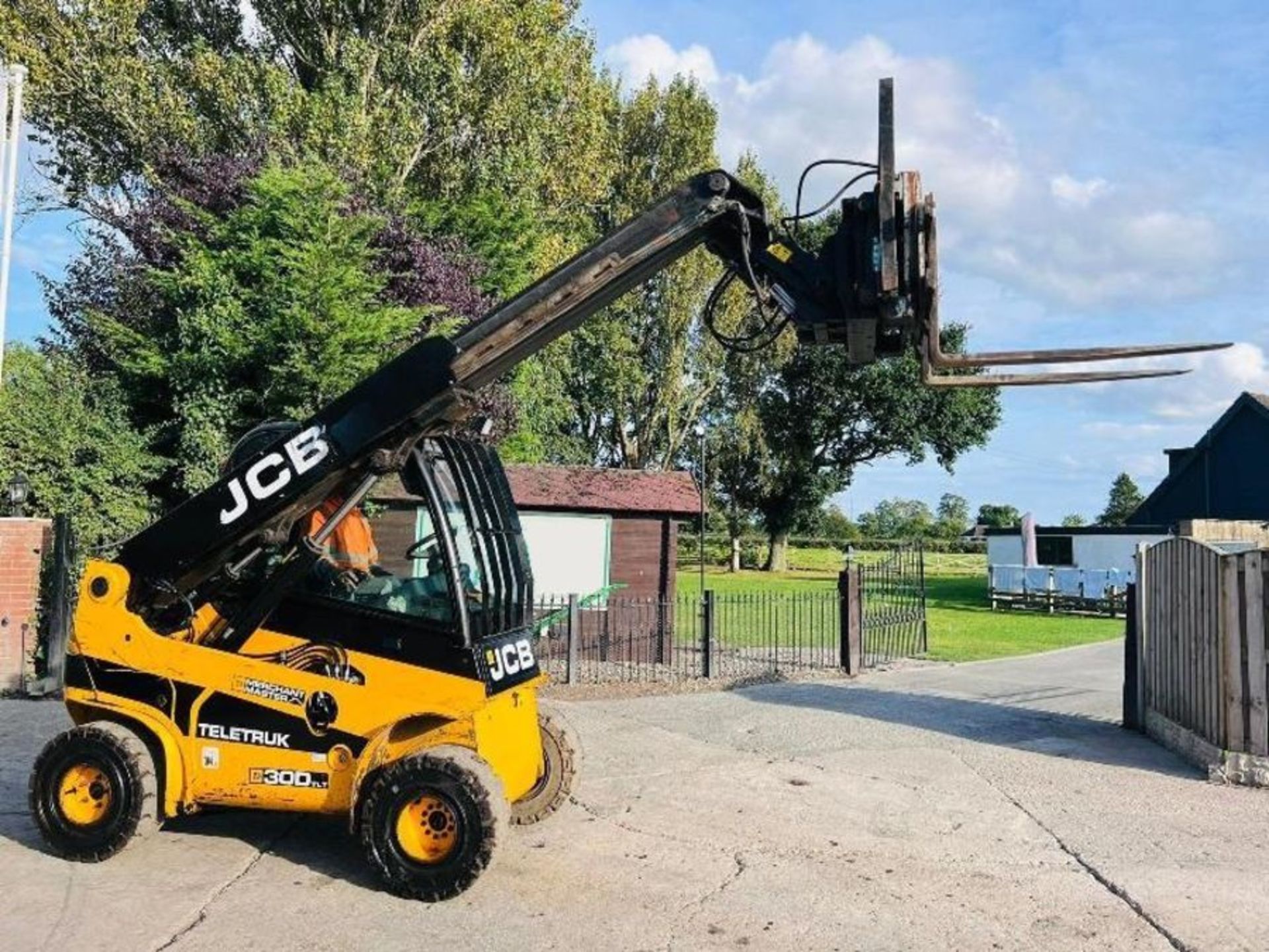 JCB TLT30D 4WD TELETRUCK C/W HYDRAULIC TURN TABLE & TINES