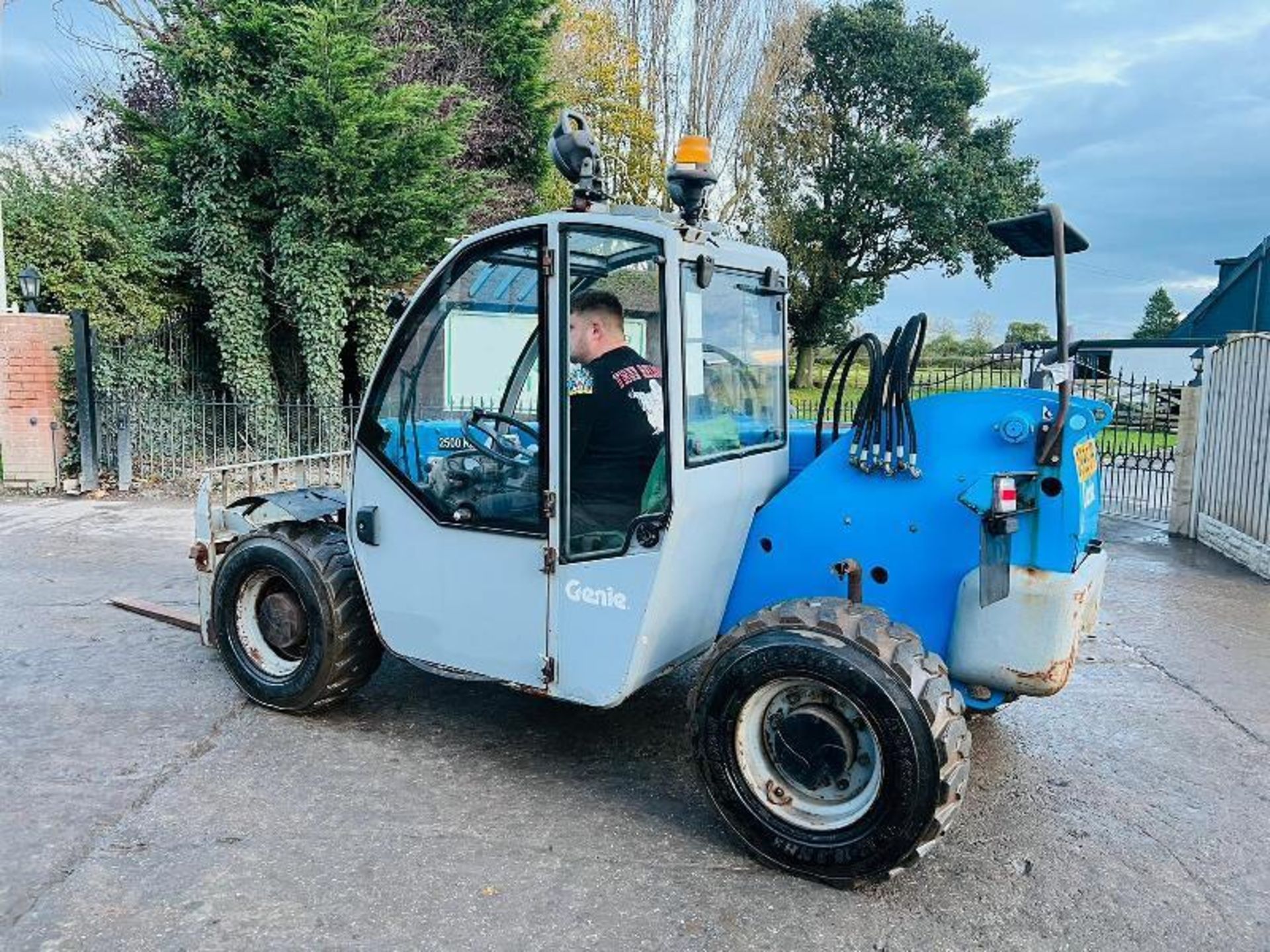 GENIE GTH-2506 4WD TELEHANDLER C/W PALLET TINES. - Image 14 of 15