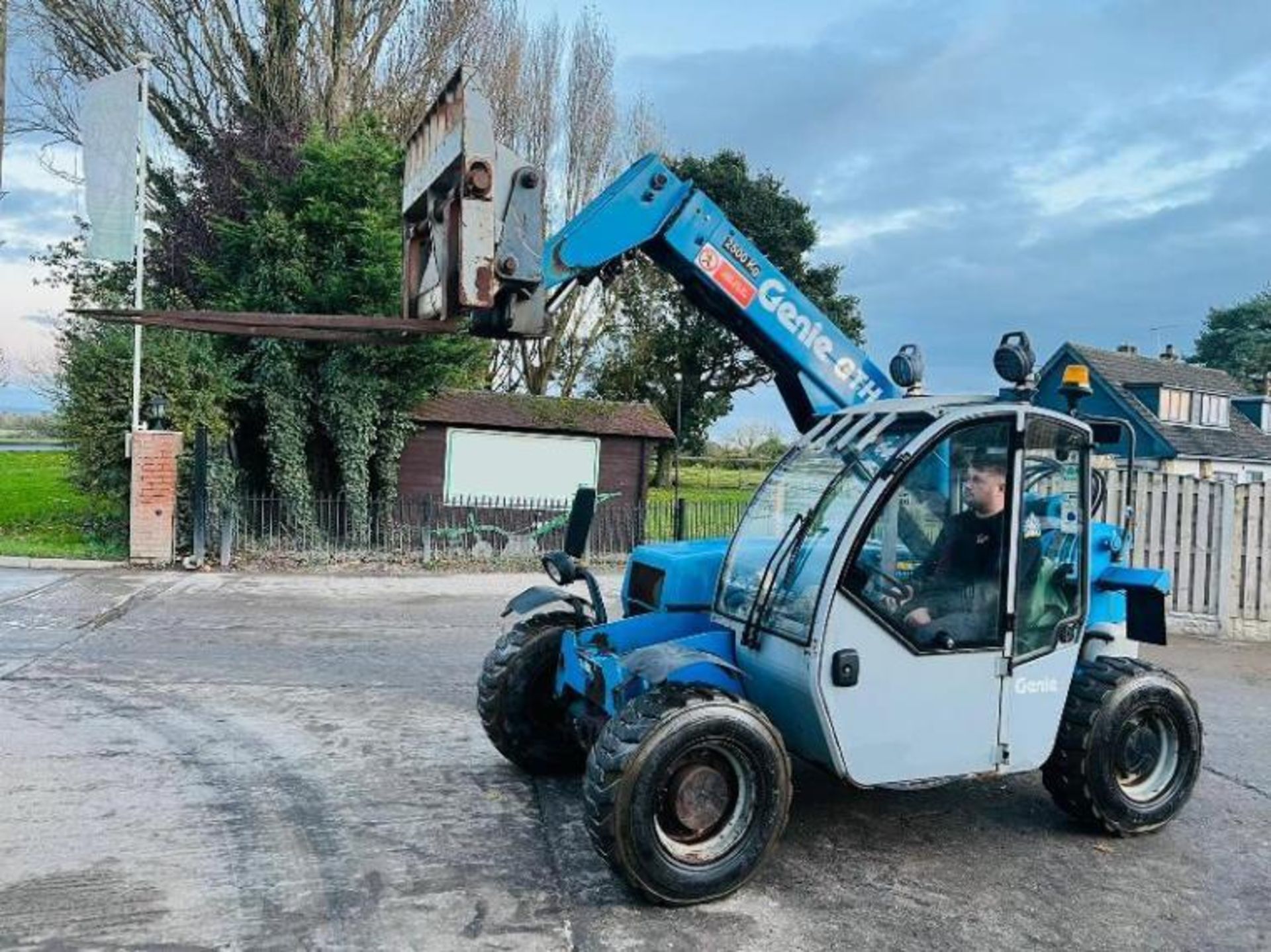 GENIE GTH-2506 4WD TELEHANDLER C/W PALLET TINES. - Image 12 of 15