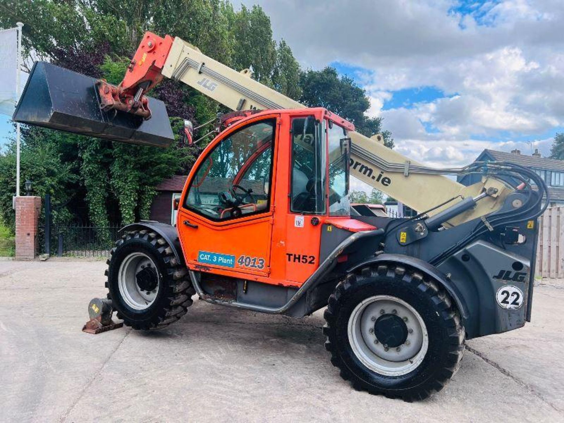 JLG 4013 4WD TELEHANDLER *13 METER REACH, 5961 HOURS* C/W PALLET TINES - Image 11 of 13