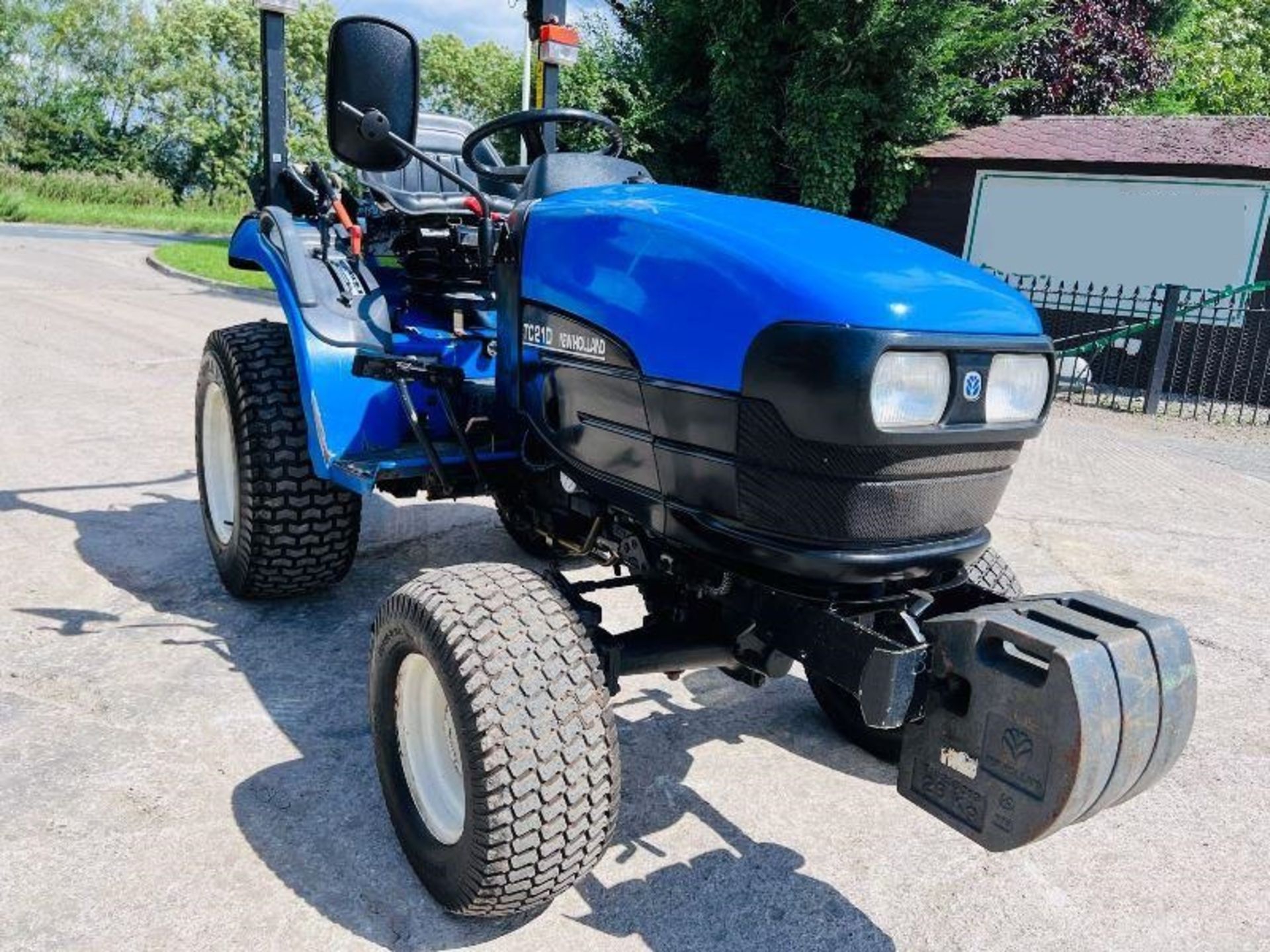 NEW HOLLAND TC21 COMPACT TRACTOR C/W FRONT WEIGHTS - Image 8 of 15