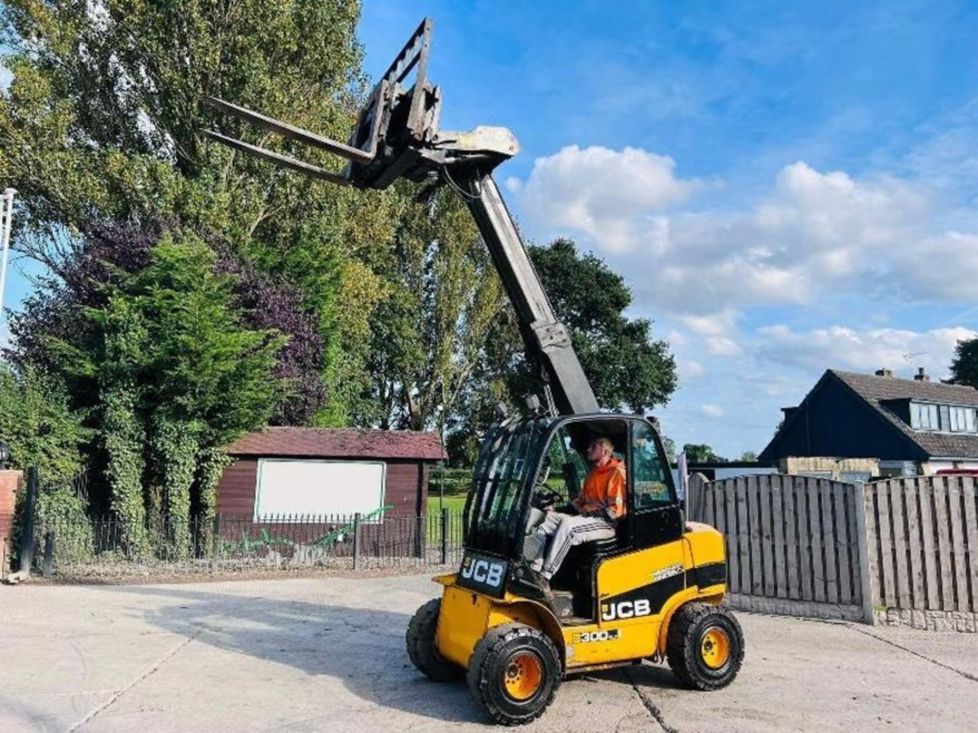 JCB TLT30D 4WD TELETRUCK C/W HYDRAULIC TURN TABLE & TINES - Image 13 of 14