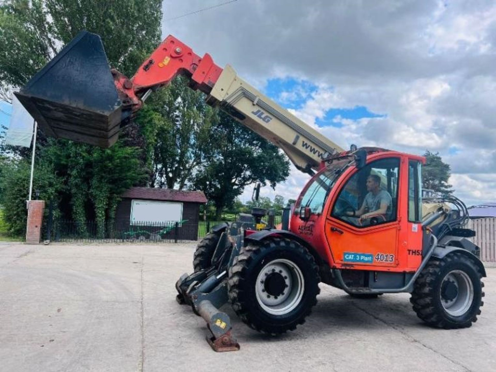 JLG 4013 4WD TELEHANDLER *13 METER REACH, 5961 HOURS* C/W PALLET TINES