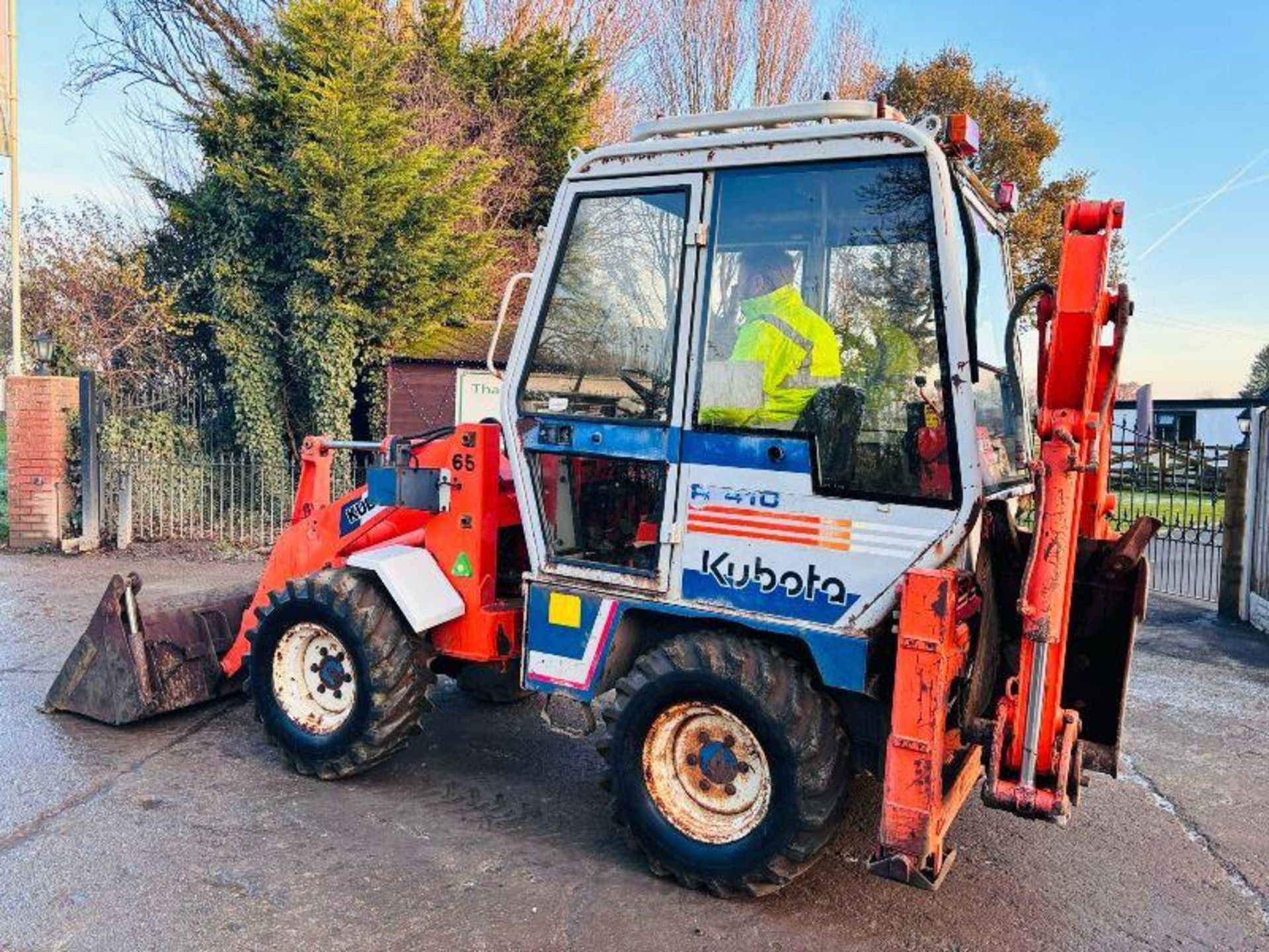 KUBOTA R410 4WD PIVOT STEER BACKHOE DIGGER C/W THREE IN ONE BUCKET - Image 8 of 16