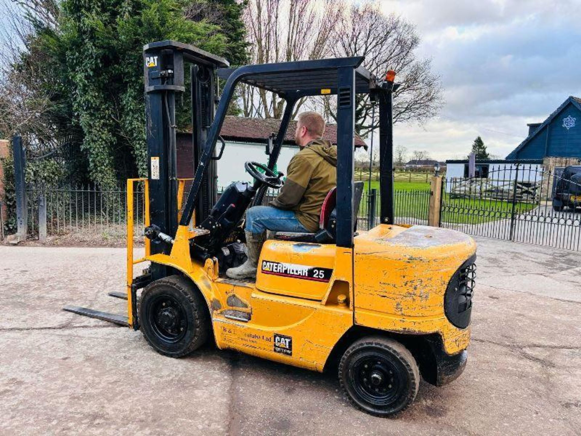 CATERPILLAR 25 DIESEL FORKLIFT C/W SIDE SHIFT - Image 10 of 12