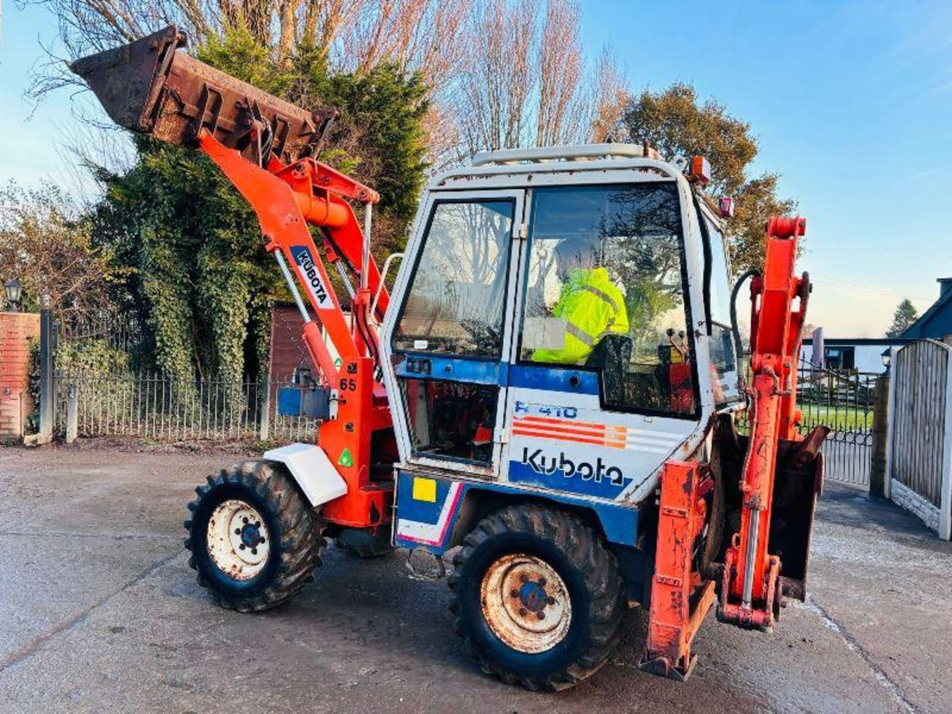 KUBOTA R410 4WD PIVOT STEER BACKHOE DIGGER C/W THREE IN ONE BUCKET - Image 10 of 16