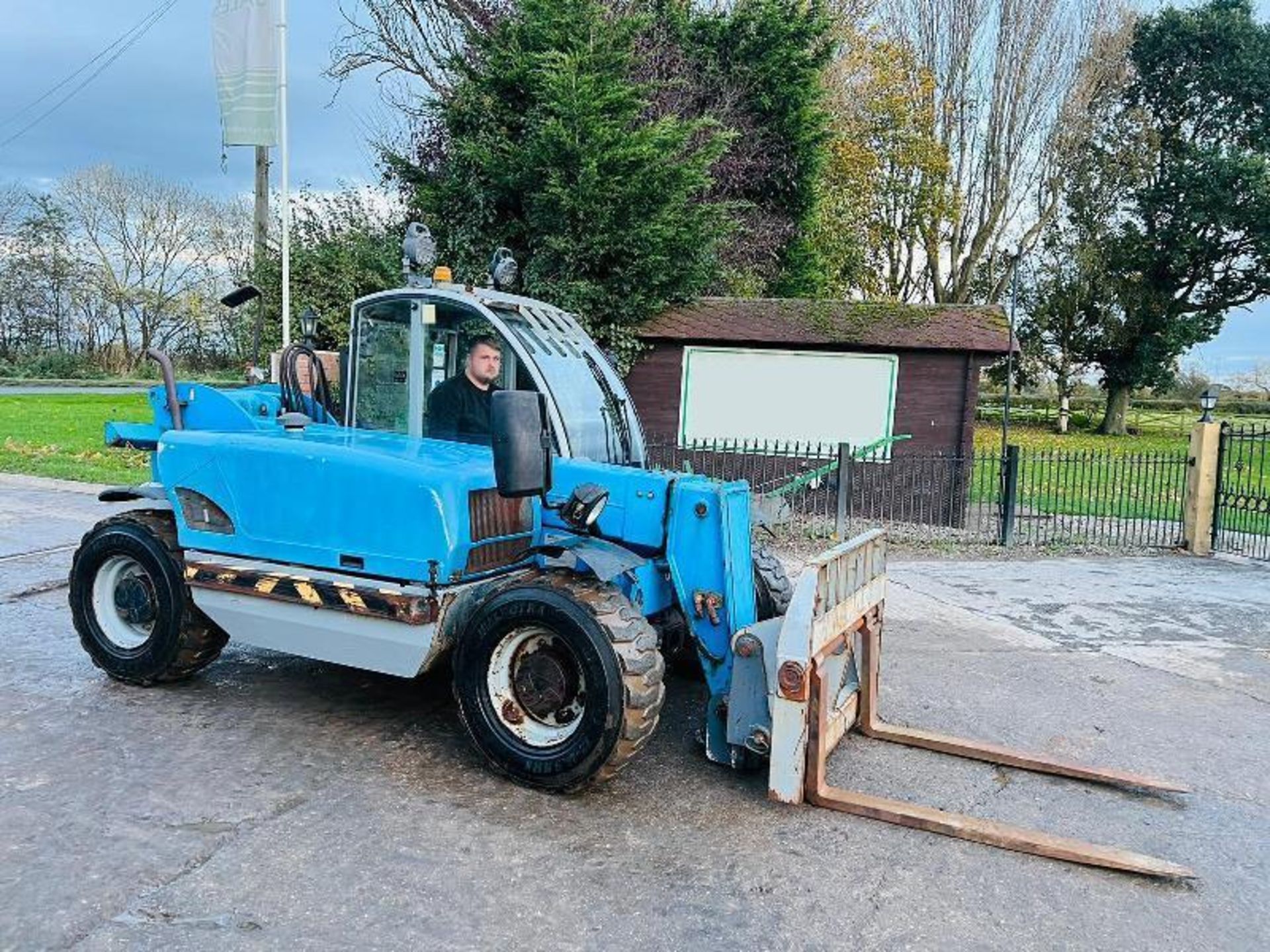 GENIE GTH-2506 4WD TELEHANDLER C/W PALLET TINES.