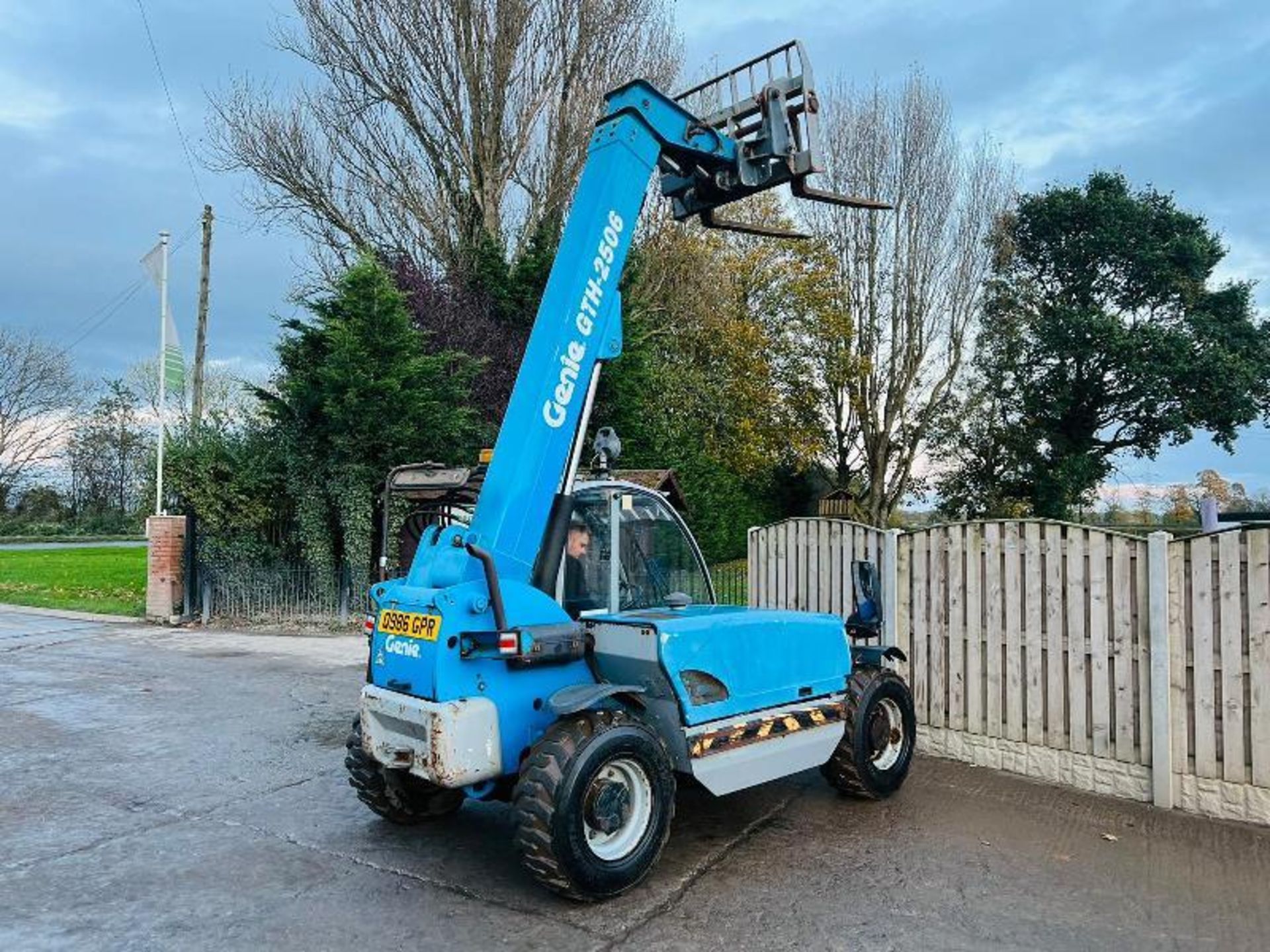 GENIE GTH-2506 4WD TELEHANDLER C/W PALLET TINES. - Image 9 of 15