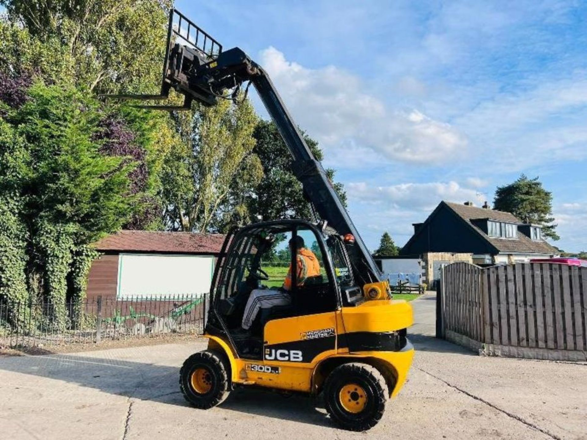 JCB TLT30D 4WD TELETRUCK C/W HYDRAULIC TURN TABLE & TINES - Image 10 of 14