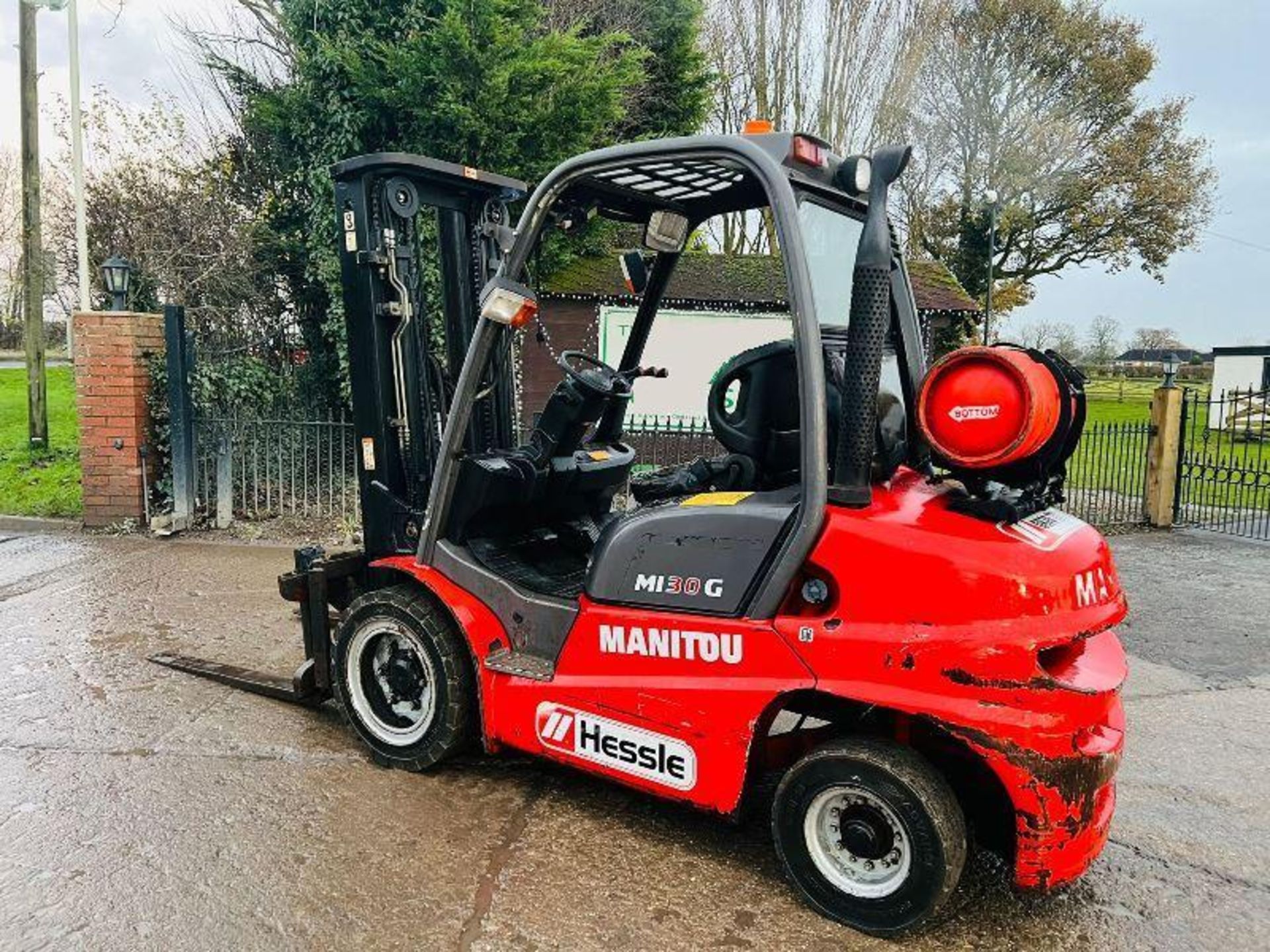 MANITOU MI30G CONTAINER SPEC FORKLIFT *YEAR 2013* C/W HYDRAULIC TURN TABLE - Image 13 of 14