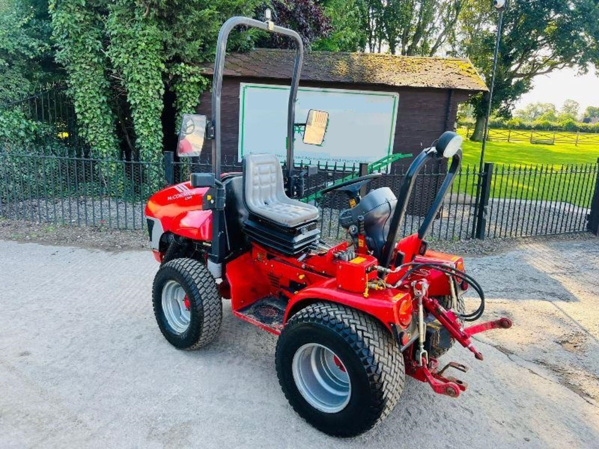 MCCORMICK G30R 4WD COMPACT TRACTOR *1368 HOURS* C/W REVERSE DRIVE - Image 4 of 12