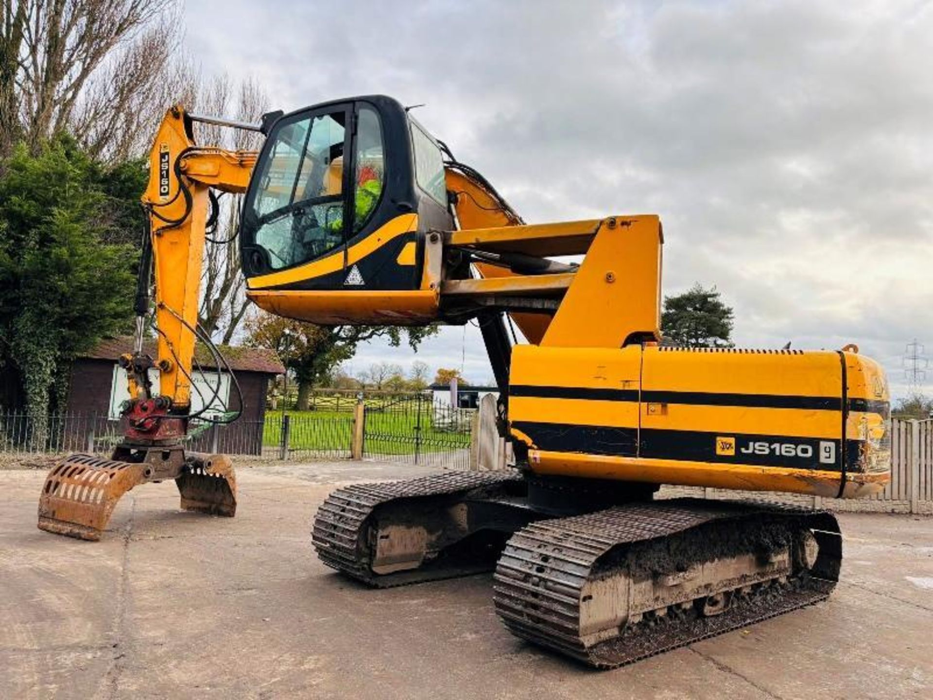 JCB JS160LC HIGH RISE CABIN SCRAP HANDLER C/W ROTATING SELECTOR GRAB - Image 2 of 16