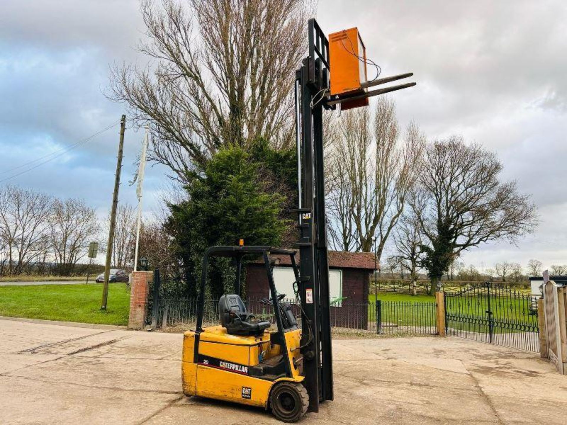 CATERPILLAR 20 BATTERY FORKLIFT C/W BATTERY CHARGER - Image 15 of 17