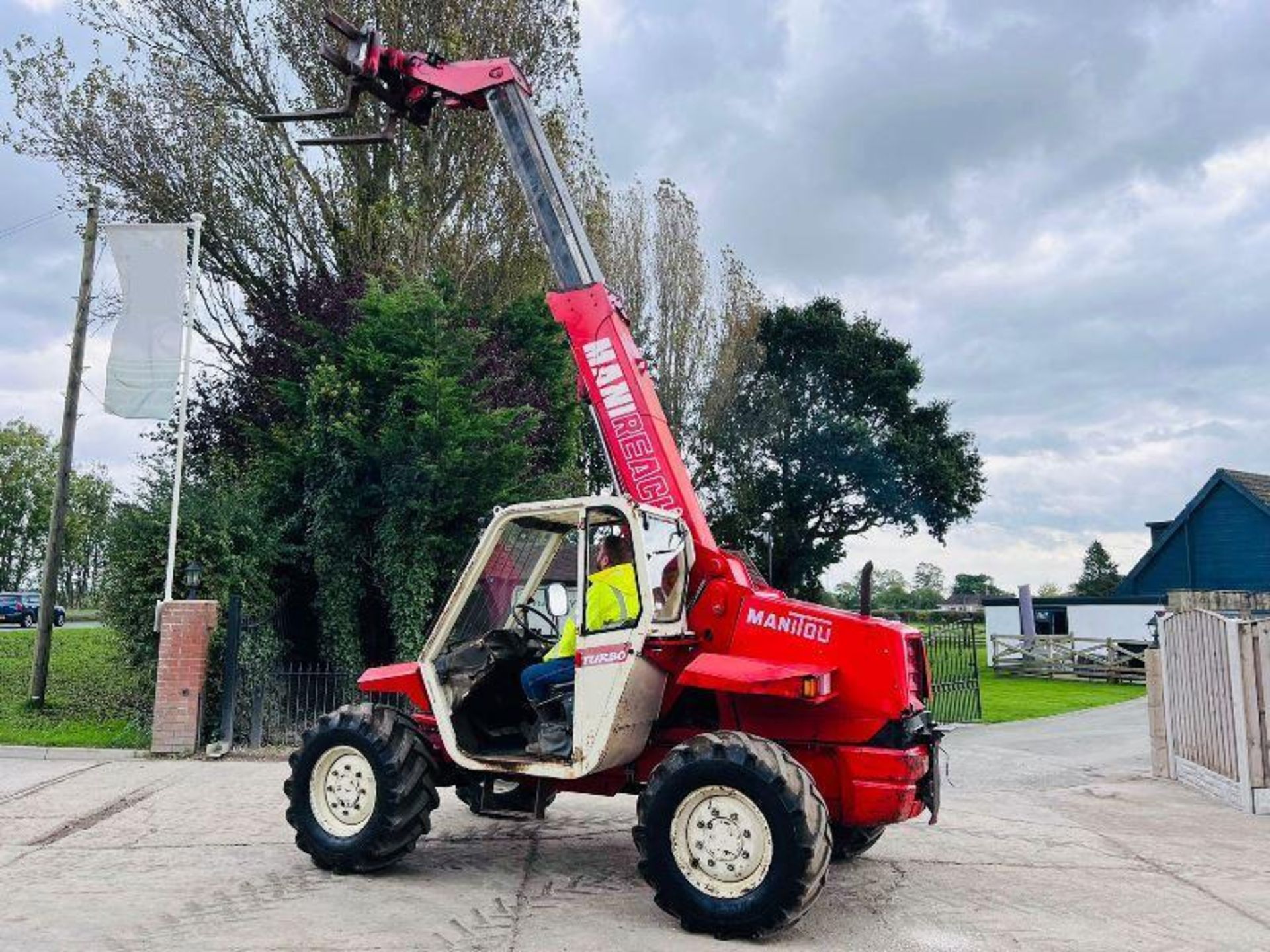 MANITOU MLT626 4WD TELEHANDLER C/W PALLET TINES - Image 2 of 17