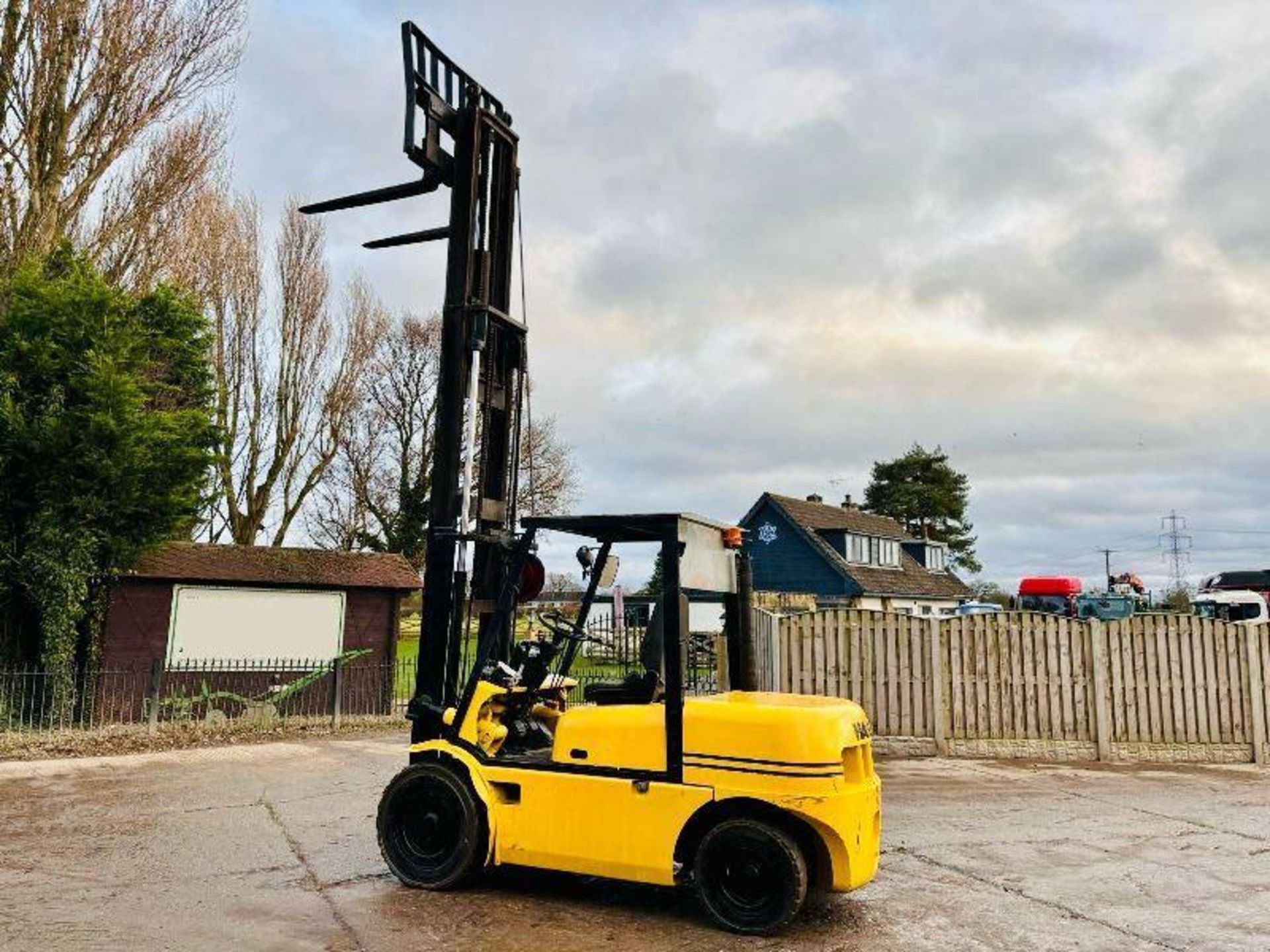 HALLA HDF 45A DIESEL FORKLIFT *CONTAINER SPEC* C/W PALLET TINES - Image 2 of 16