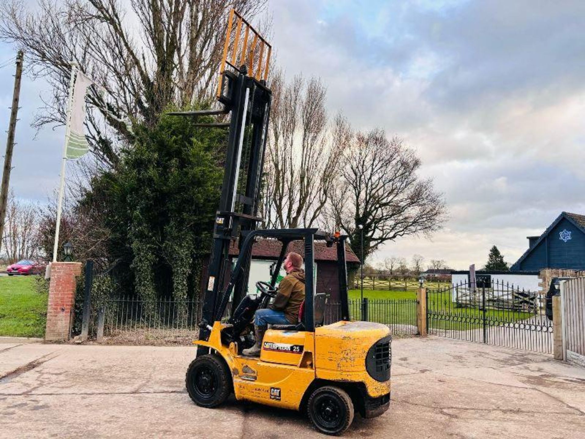 CATERPILLAR 25 DIESEL FORKLIFT C/W SIDE SHIFT - Image 11 of 12